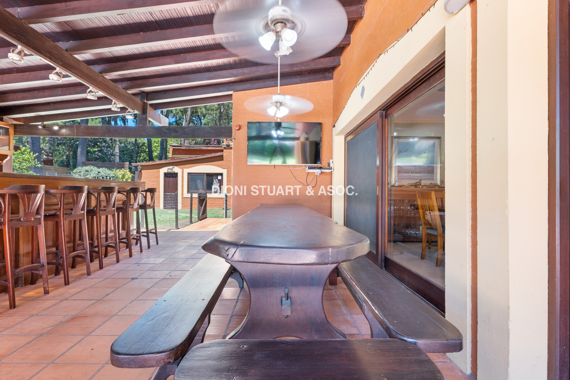 CASA EN PINARES EN VENTA 5 DORMITORIOS EN SUITE CON PISCINA