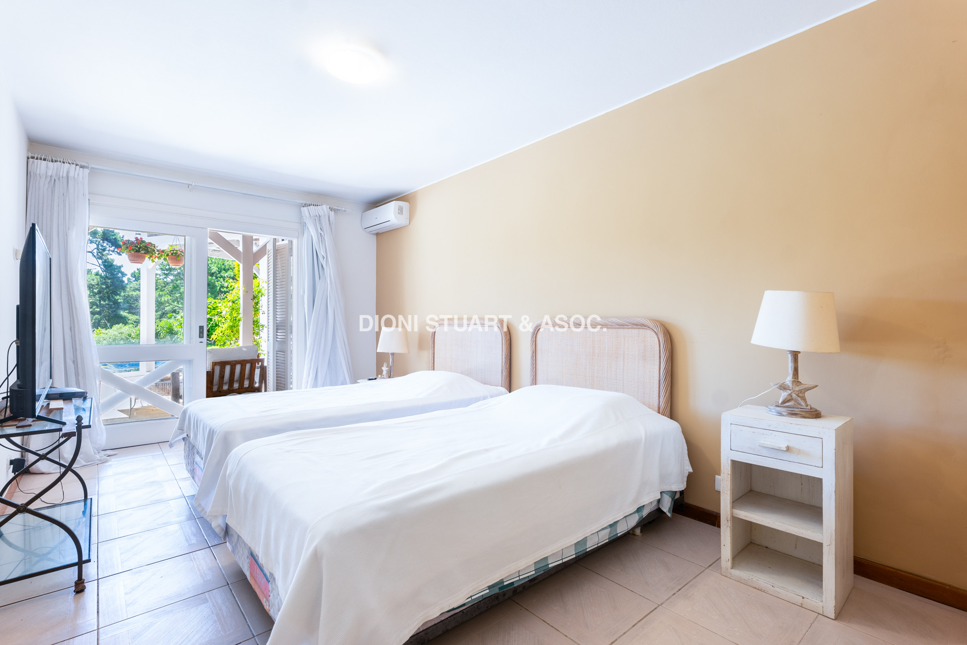 CASA EN VENTA EN  EL GOLF CON 4 DORMITORIOS EN SUITE + DEP. - BARBACOA Y SAUNA - INCREIBLE