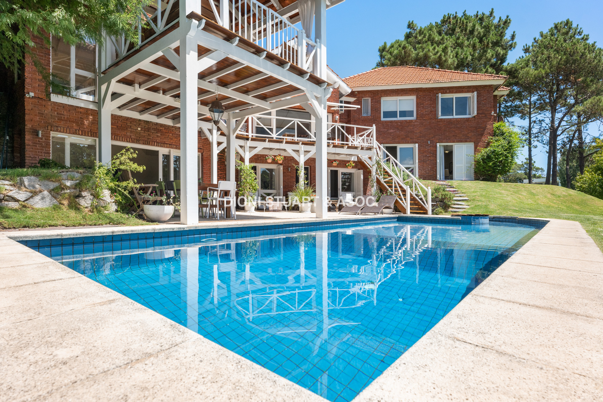 CASA EN VENTA EN  EL GOLF CON 4 DORMITORIOS EN SUITE + DEP. - BARBACOA Y SAUNA - INCREIBLE