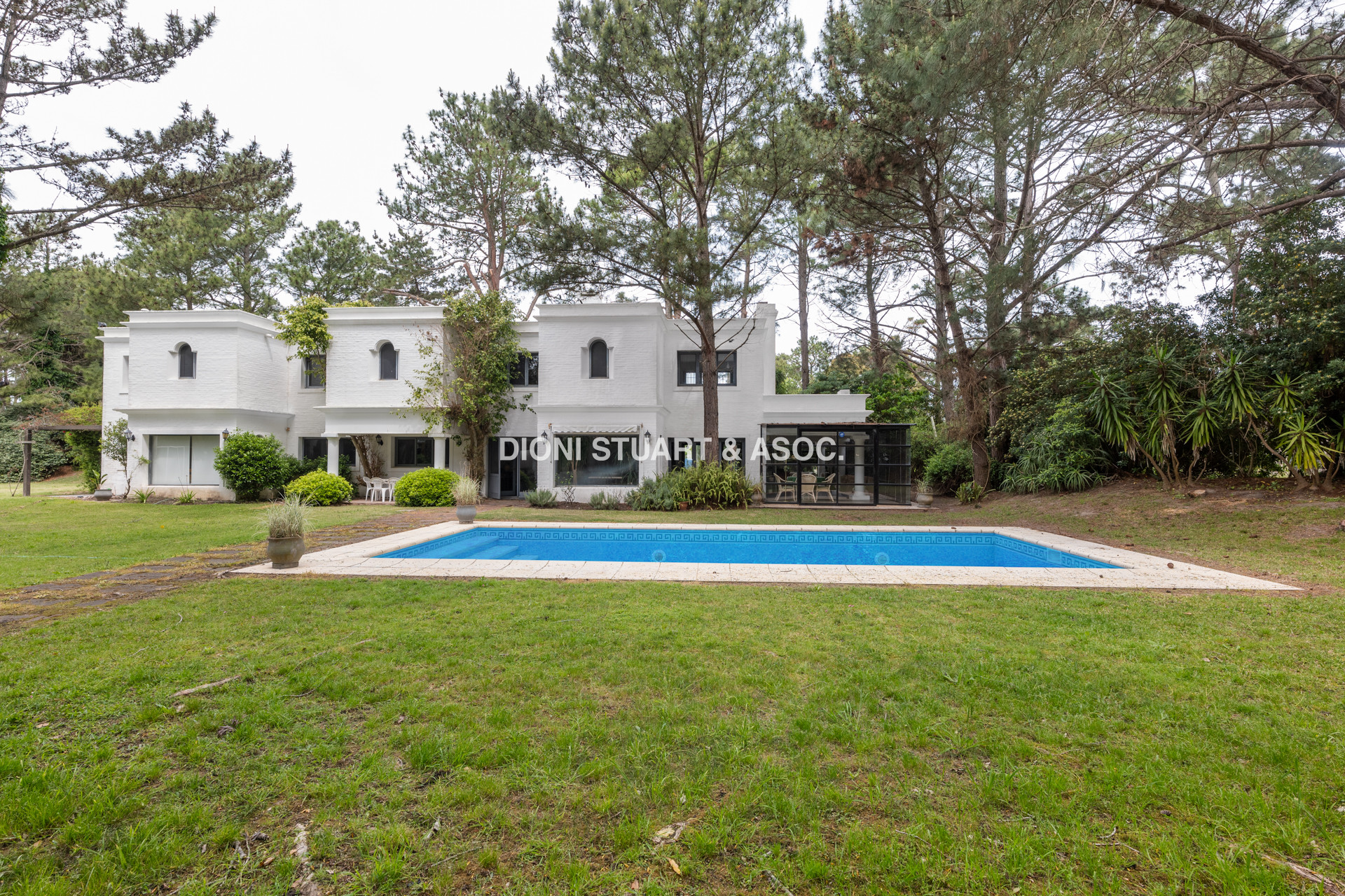 CASA EN VENTA EN EL GOLF CON 8 DORMITORIOS EN SUTIE