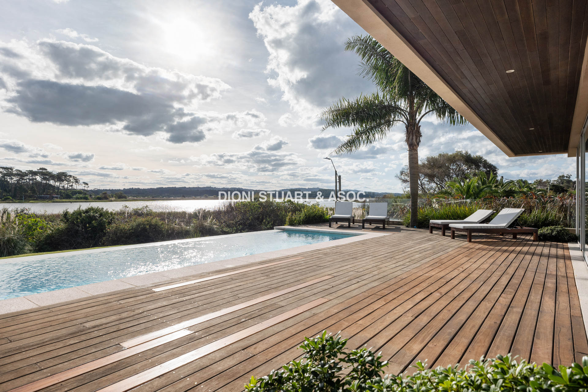 MODERNA CASA EN VENTA FRENTE A LA LAGUNA DEL DIARIO