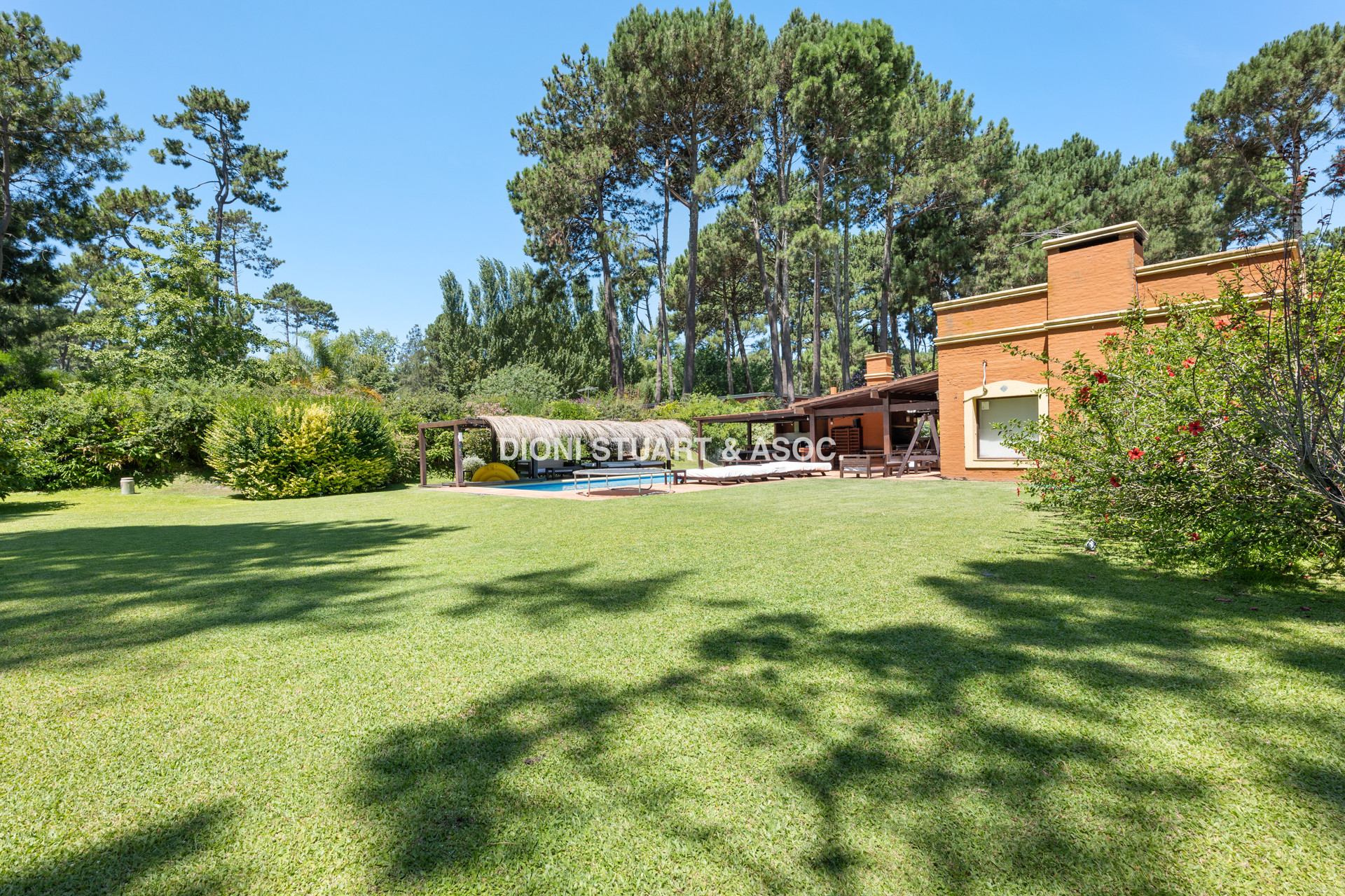 CASA EN PINARES EN VENTA 5 DORMITORIOS EN SUITE CON PISCINA