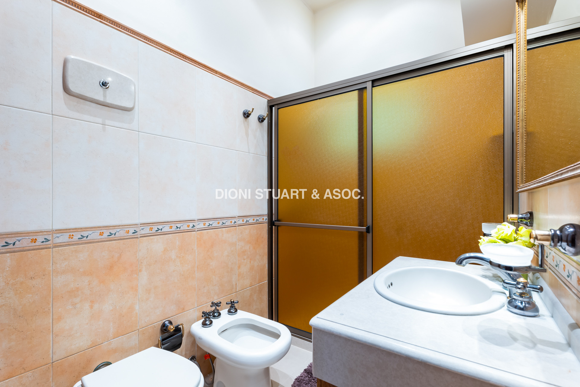 VENTA CASA CERCA DEL MAR EN PLAYA MANSA - 4 DORMITORIOS Y DEPENDENCIA - PISCINA Y BARBACOA