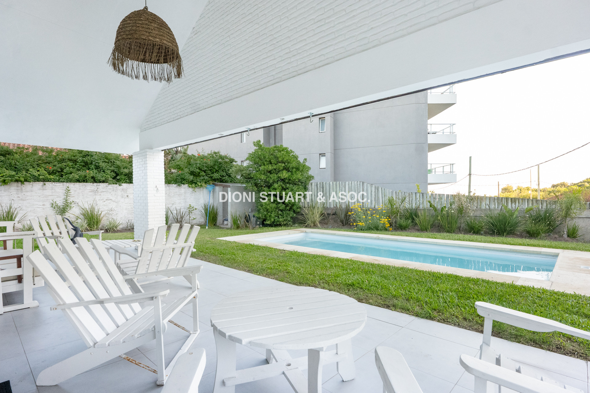 CASA EN ALQUILER CON 5 DORMITORIOS FRENTE AL MAR CON PISCINA - IMPONENTE