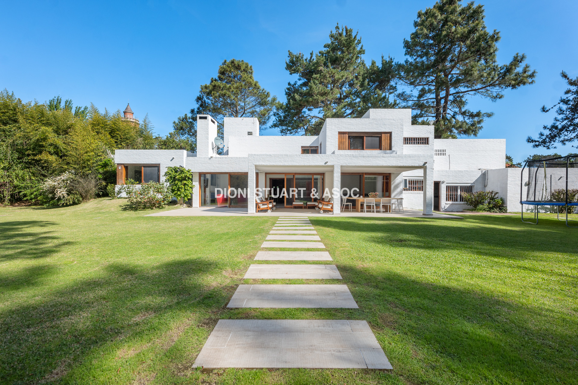 VENTA CASA EN EL GOLF - 5 DORMITORIOS + DEPENDENCIA - MEGA BARBACOA