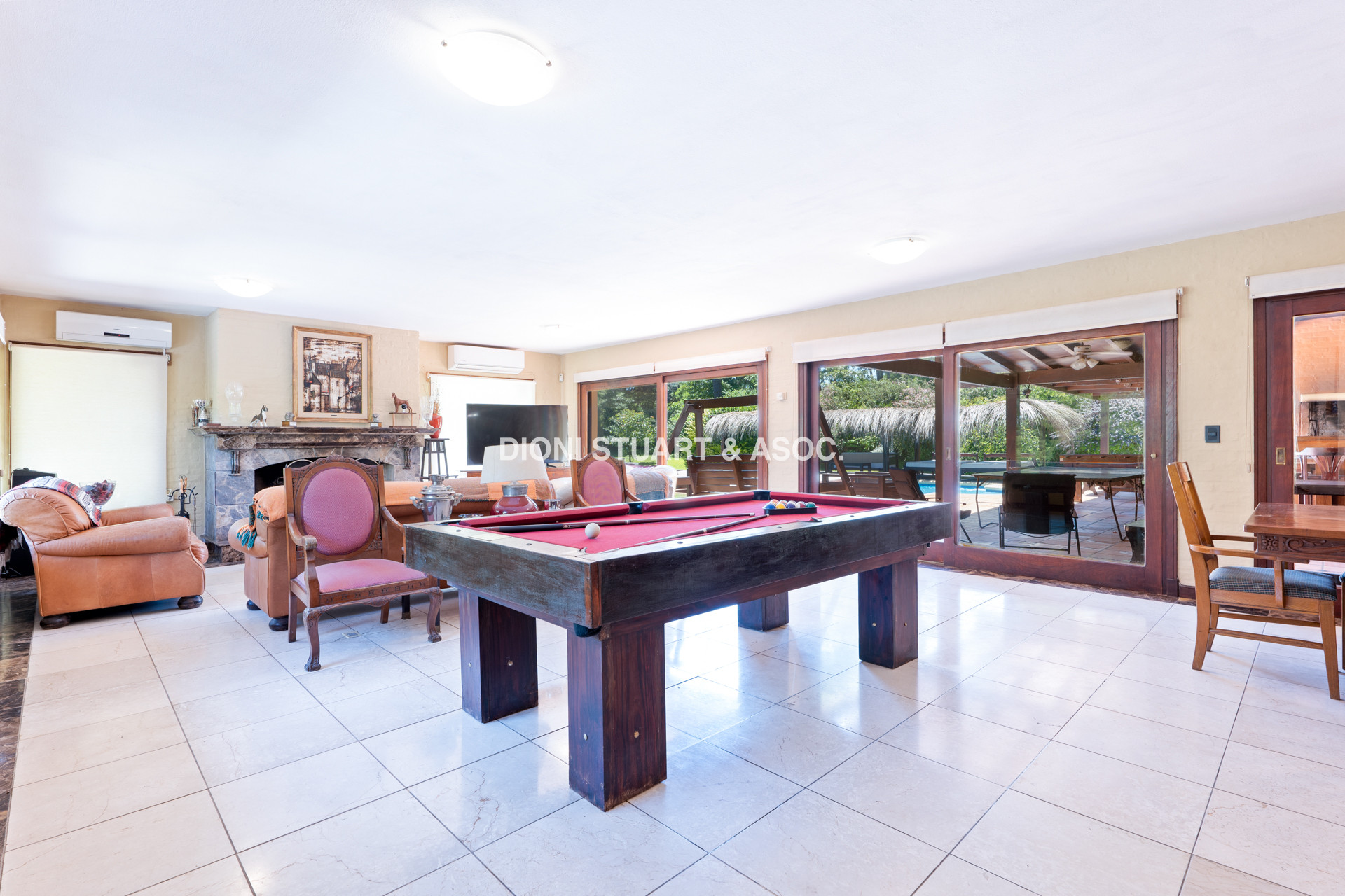 CASA EN PINARES EN VENTA 5 DORMITORIOS EN SUITE CON PISCINA