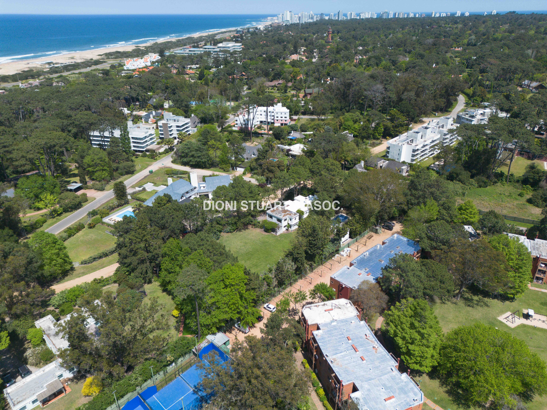 CASA EN VENTA EN EL GOLF CON 8 DORMITORIOS EN SUTIE