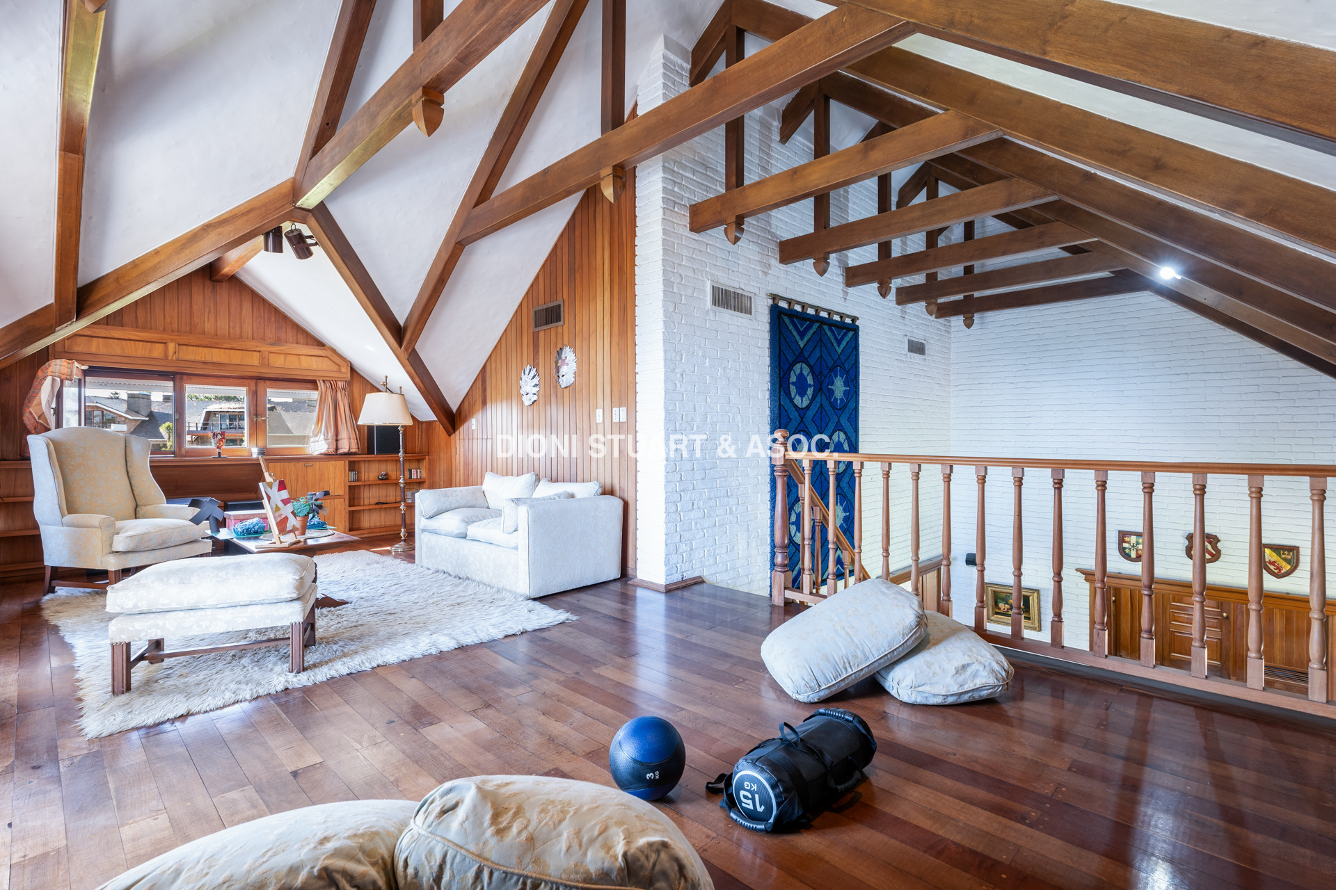 CASA EN VENTA EN PINARES - SUPER TERRENO Y MEGA CONSTRUCCIÓN