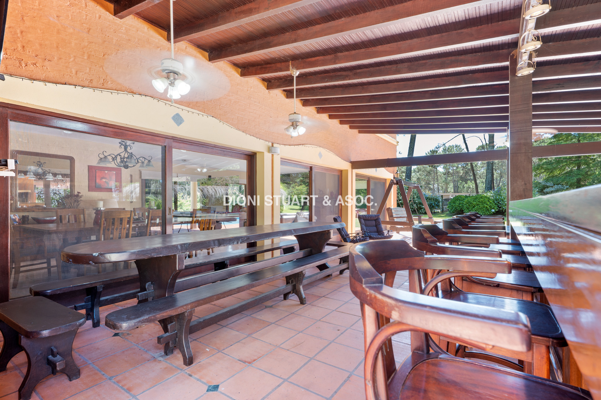 CASA EN PINARES EN VENTA 5 DORMITORIOS EN SUITE CON PISCINA