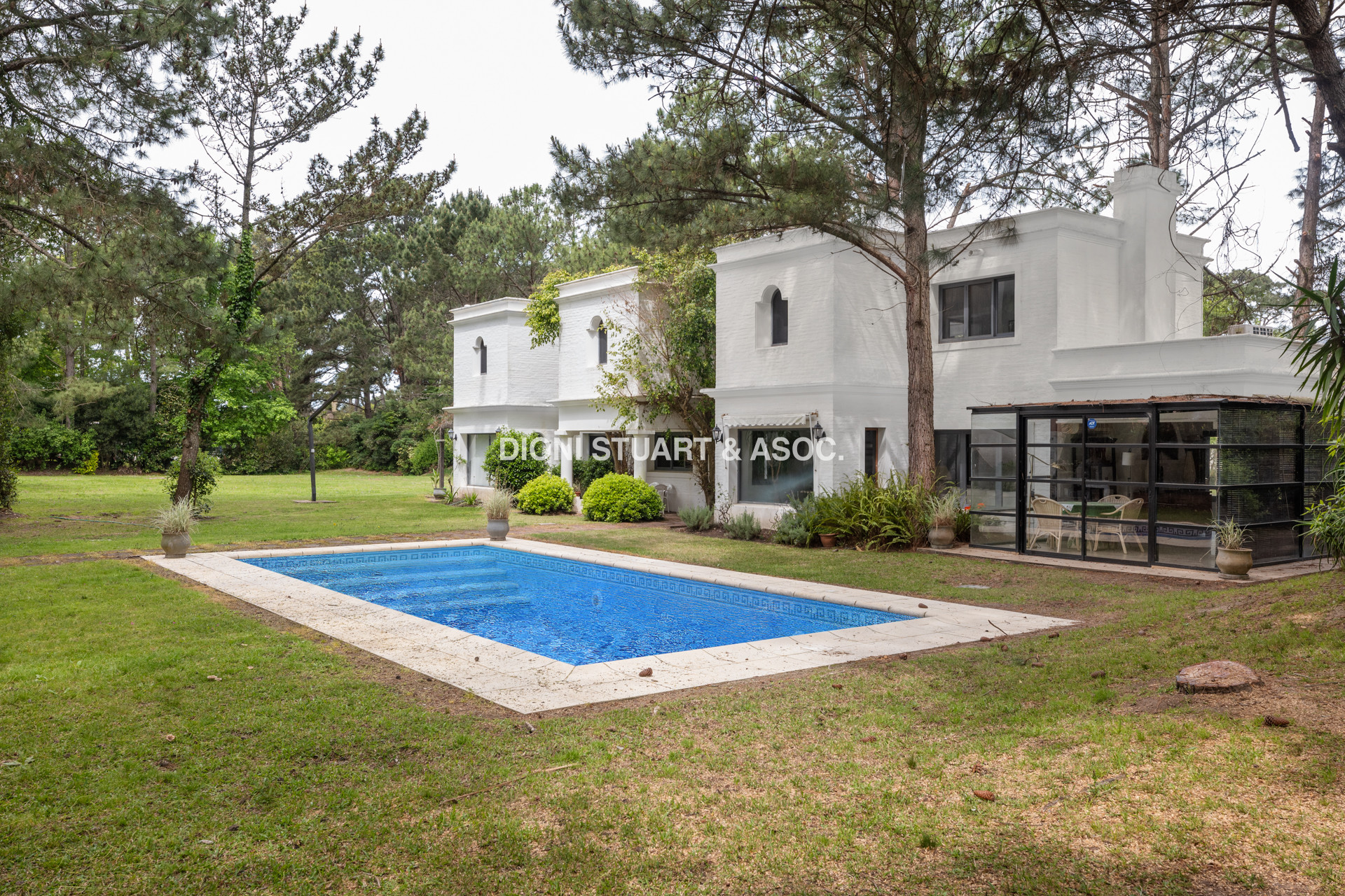 CASA EN VENTA EN EL GOLF CON 8 DORMITORIOS EN SUTIE