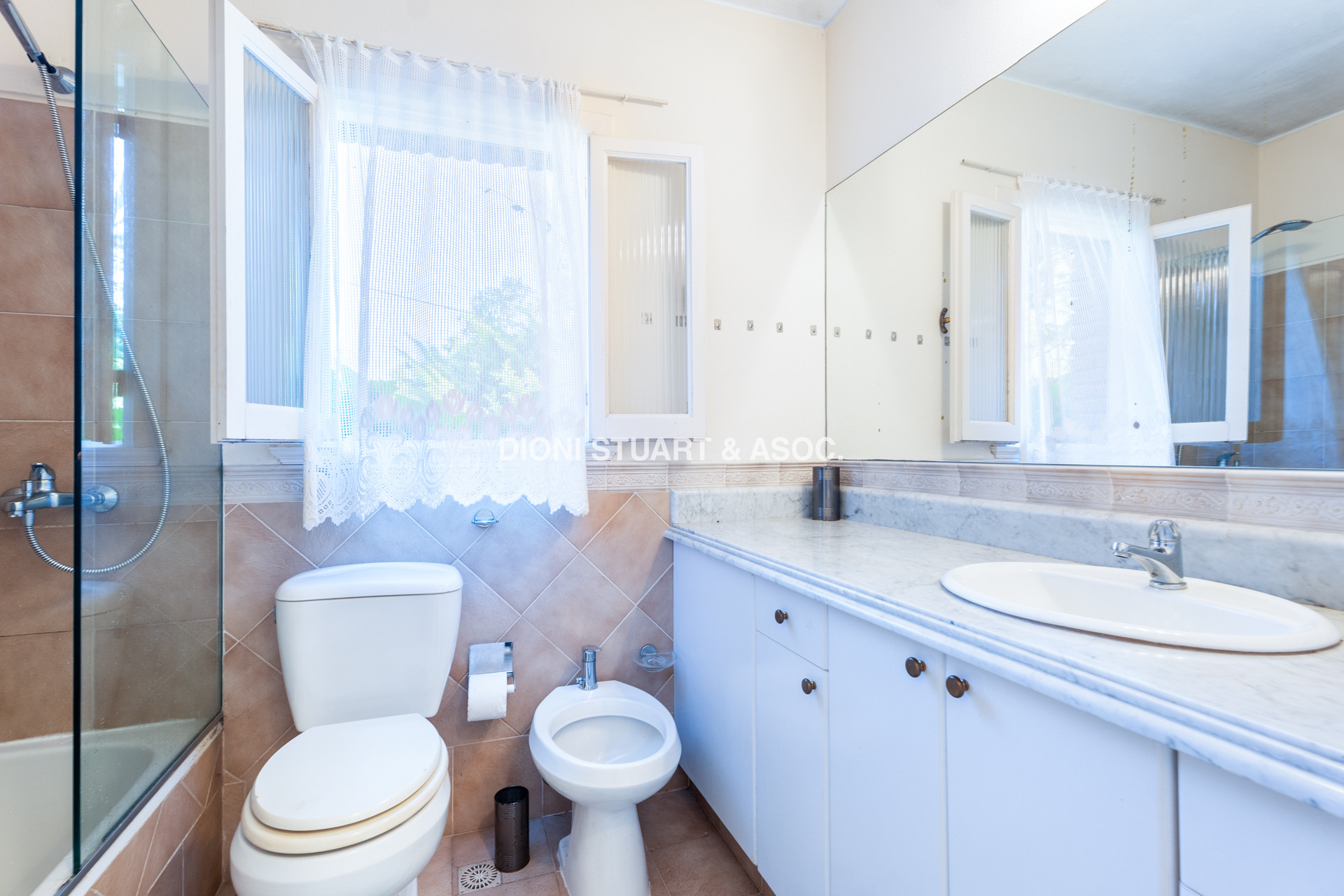 CASA EN VENTA EN  EL GOLF CON 4 DORMITORIOS EN SUITE + DEP. - BARBACOA Y SAUNA - INCREIBLE