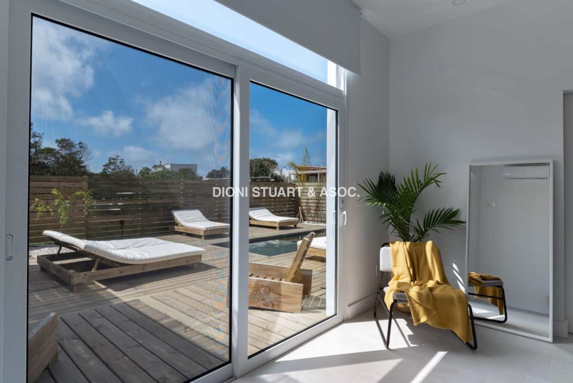 CASA EN ALQUILER DE TEMPORADA 3 DORMITORIOS CON PISCINA - LA JUANITA - JOSE IGNACIO - CERCA DEL MAR