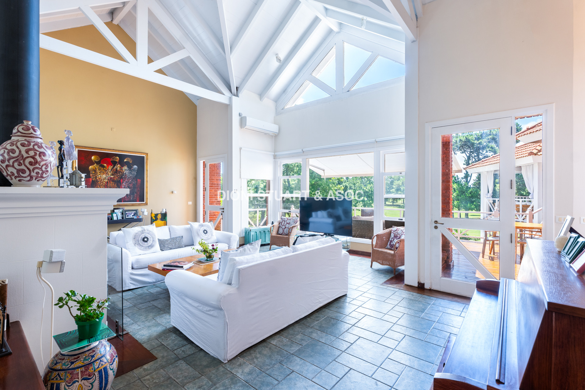 CASA EN VENTA EN  EL GOLF CON 4 DORMITORIOS EN SUITE + DEP. - BARBACOA Y SAUNA - INCREIBLE