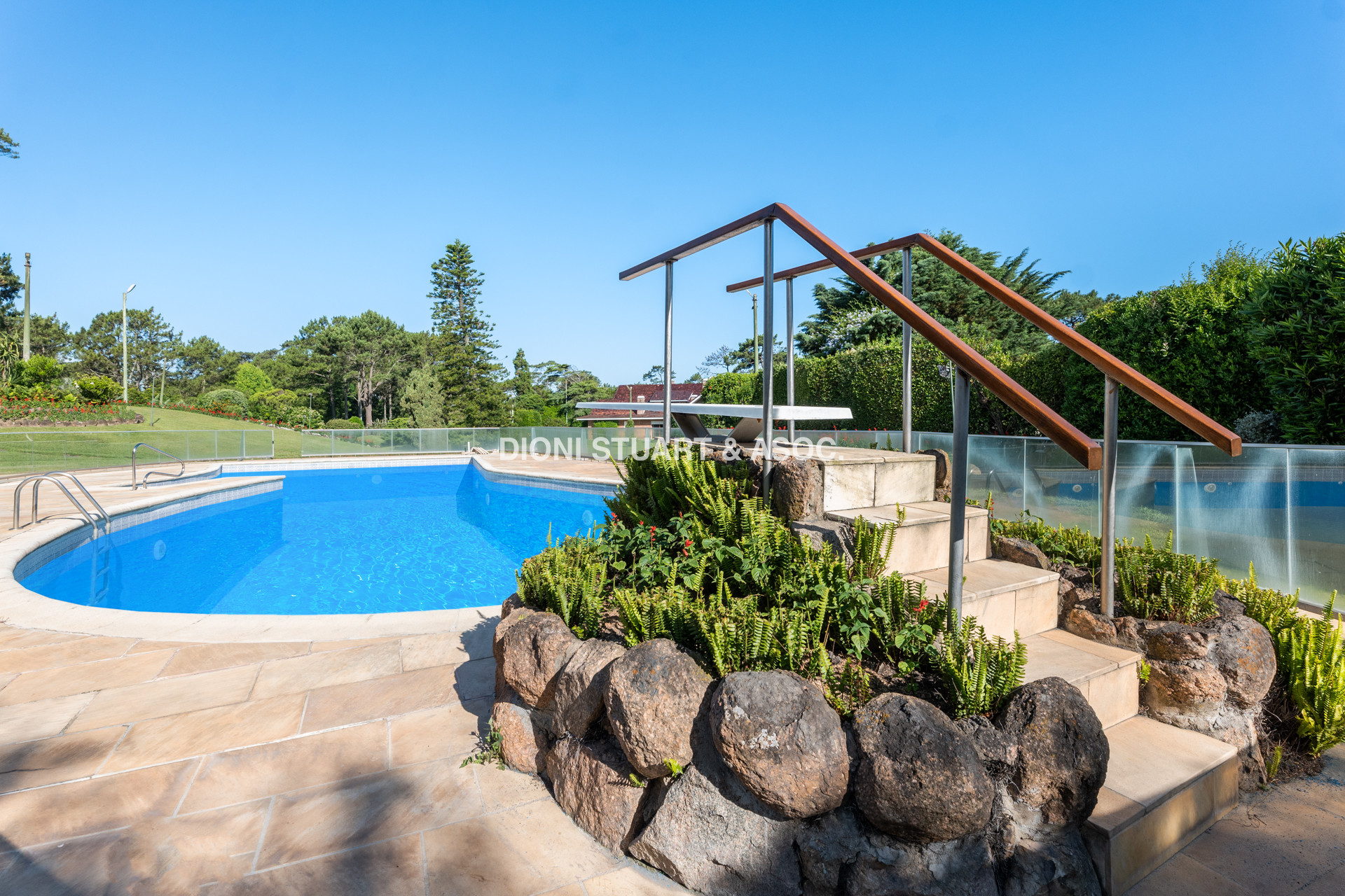CASA EN VENTA EN PINARES - SUPER TERRENO Y MEGA CONSTRUCCIÓN