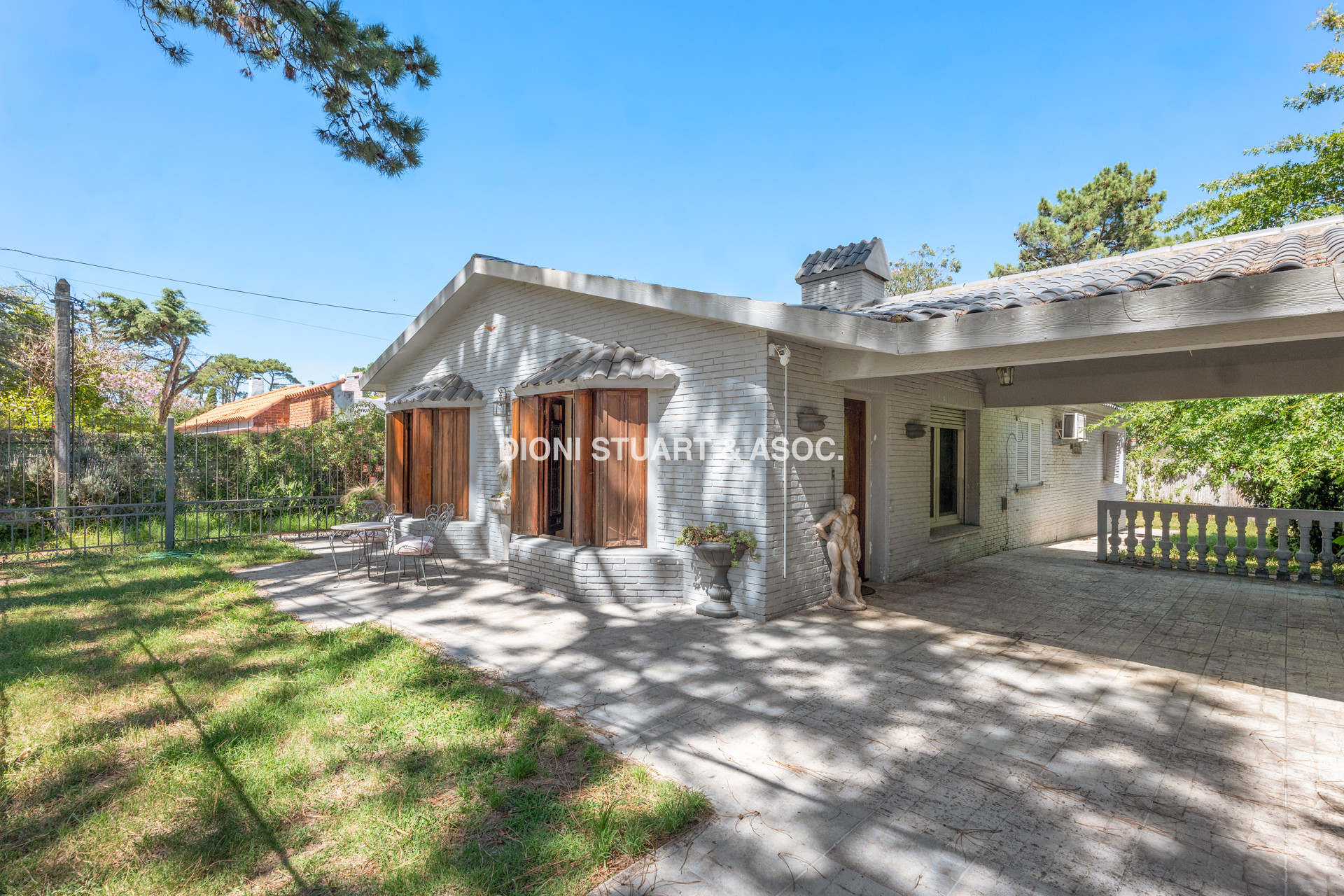VENTA CASA EN PLAYA MANSA - 4 DORMITORIOS  - CERCA DEL MAR