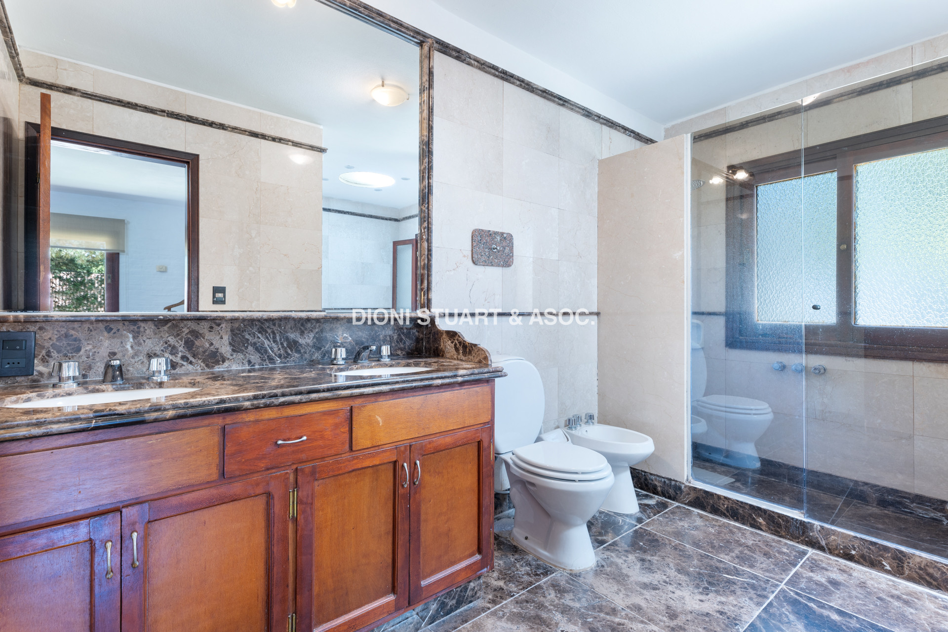 CASA EN PINARES EN VENTA 5 DORMITORIOS EN SUITE CON PISCINA