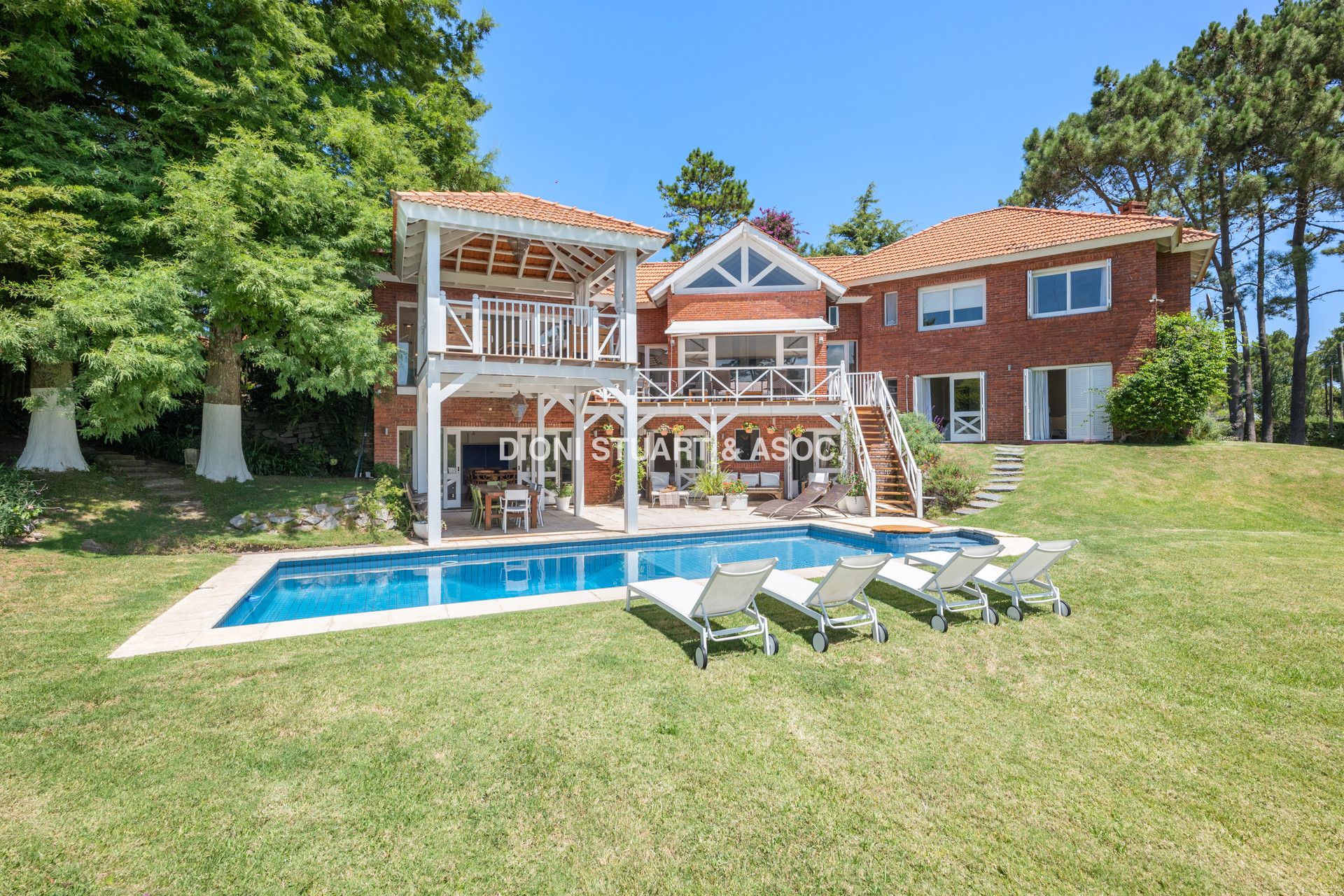 CASA EN VENTA EN  EL GOLF CON 4 DORMITORIOS EN SUITE + DEP. - BARBACOA Y SAUNA - INCREIBLE