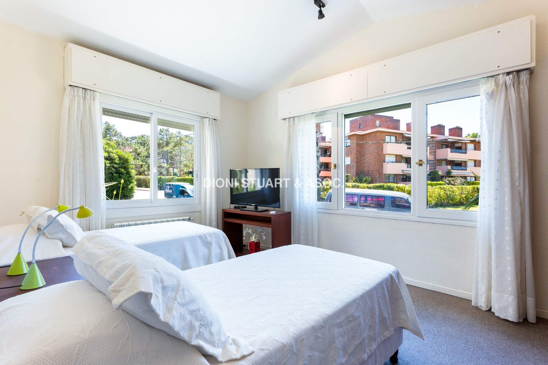 VENTA CASA CERCA DEL MAR EN PLAYA MANSA - 4 DORMITORIOS Y DEPENDENCIA - PISCINA Y BARBACOA