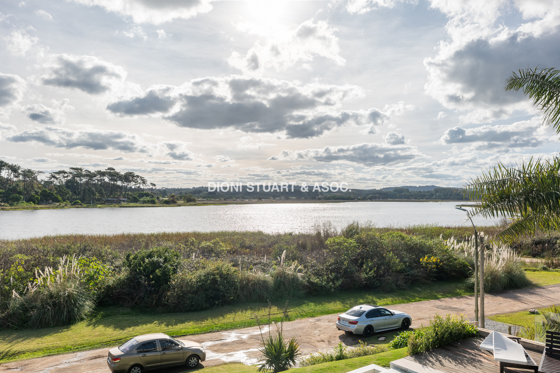 MODERNA CASA EN VENTA FRENTE A LA LAGUNA DEL DIARIO