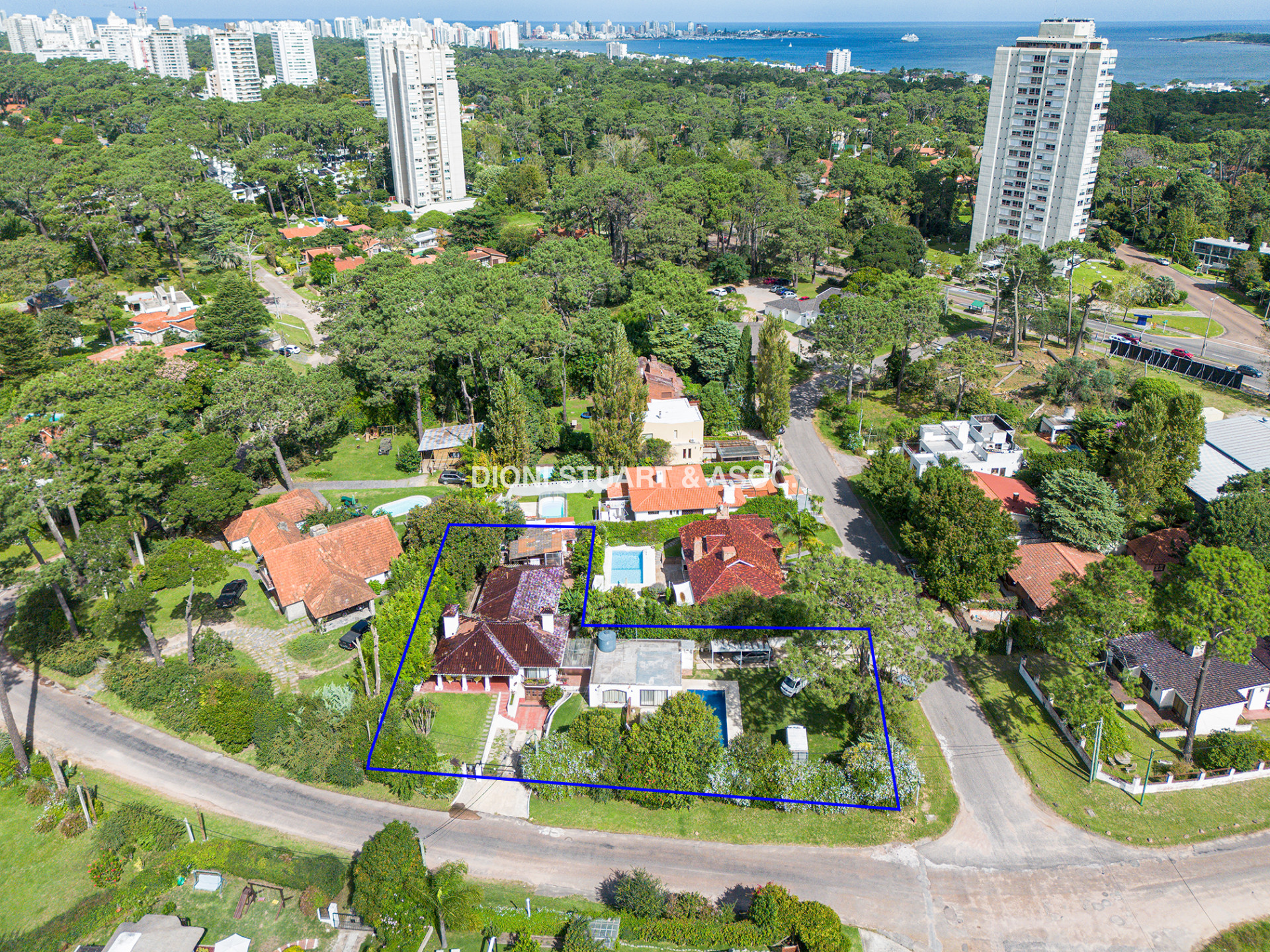 OPORTUNIDAD - CASA EN ROOSEVELT - 5 DORMITORIOS Y 5 BAÑOS - PISCINA CLIMATIZADA