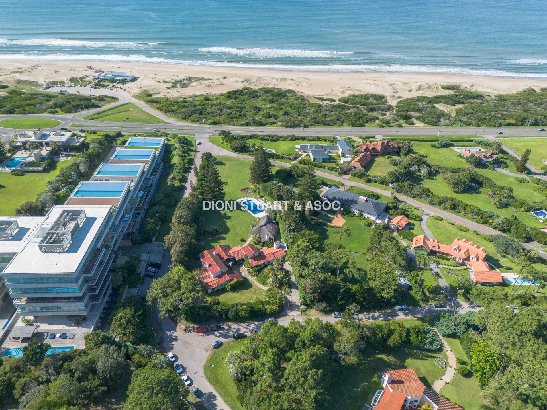 IMPONENTE CASA EN PLAYA BRAVA - ELEGANCIA Y CONFORT