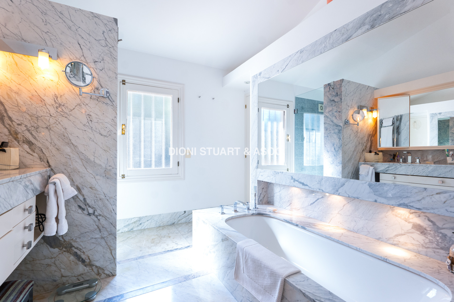 IMPONENTE CASA EN PLAYA BRAVA - ELEGANCIA Y CONFORT