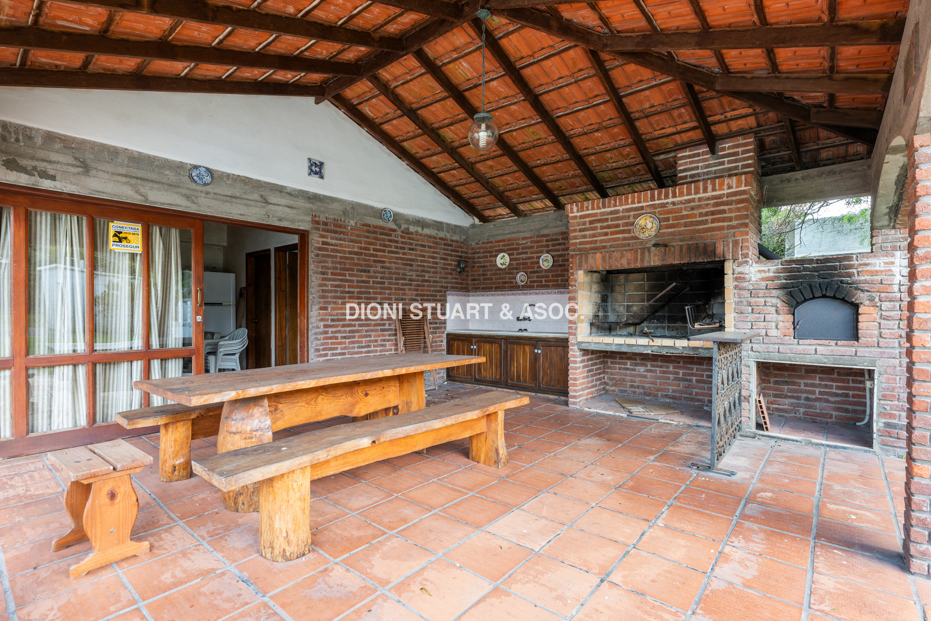 CASA EN VENTA CERCA DEL MAR PLAYA BRAVA RINCON DEL INDIO - 4 DORMITORIOS + BARBACOA + PISCINA
