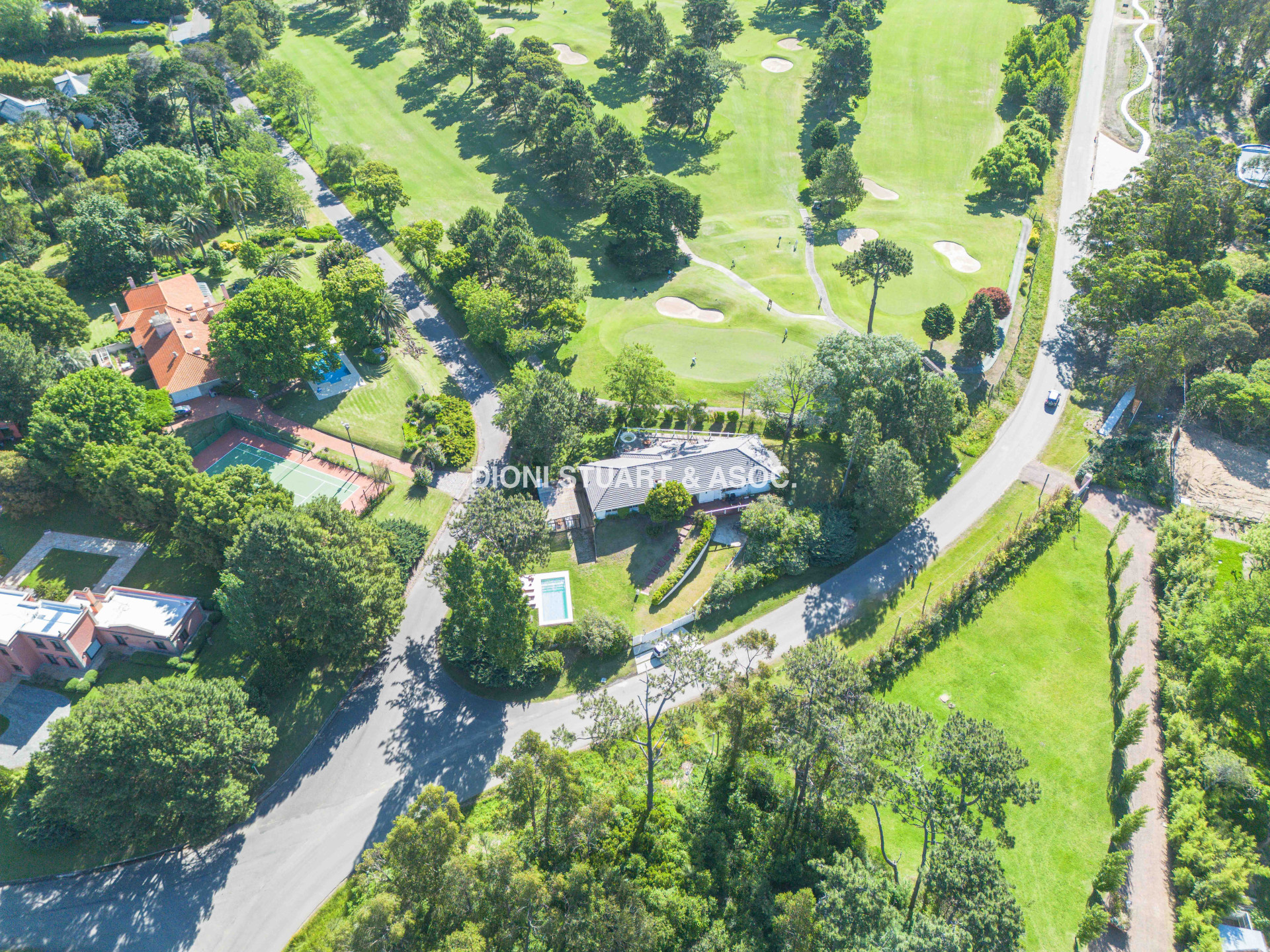 CASA EN VENTA EN EL GOLF DE 4 DORMITORIOS Y DEP. - VISTA DIRECTA AL GOLF