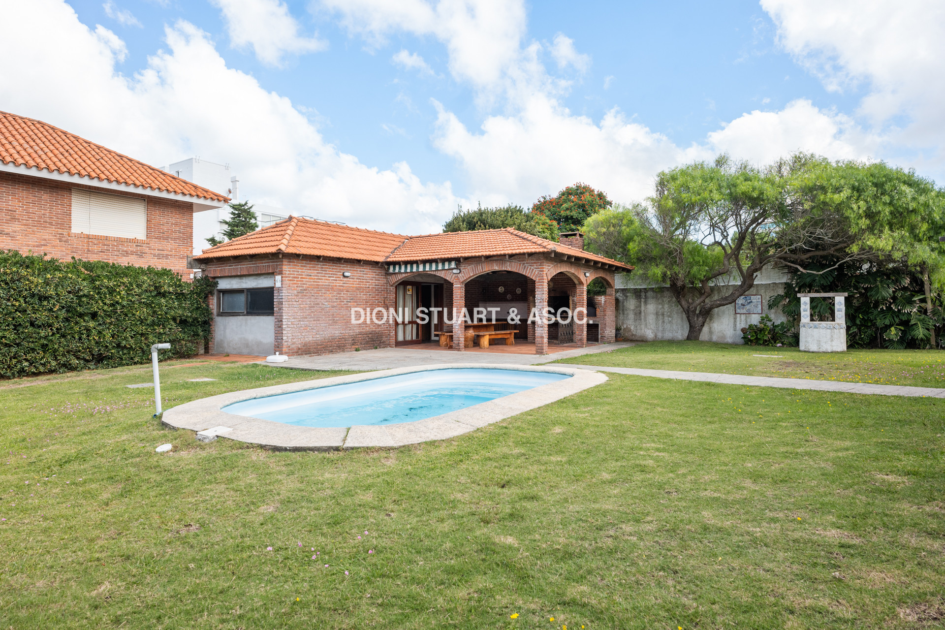 CASA EN VENTA CERCA DEL MAR PLAYA BRAVA RINCON DEL INDIO - 4 DORMITORIOS + BARBACOA + PISCINA