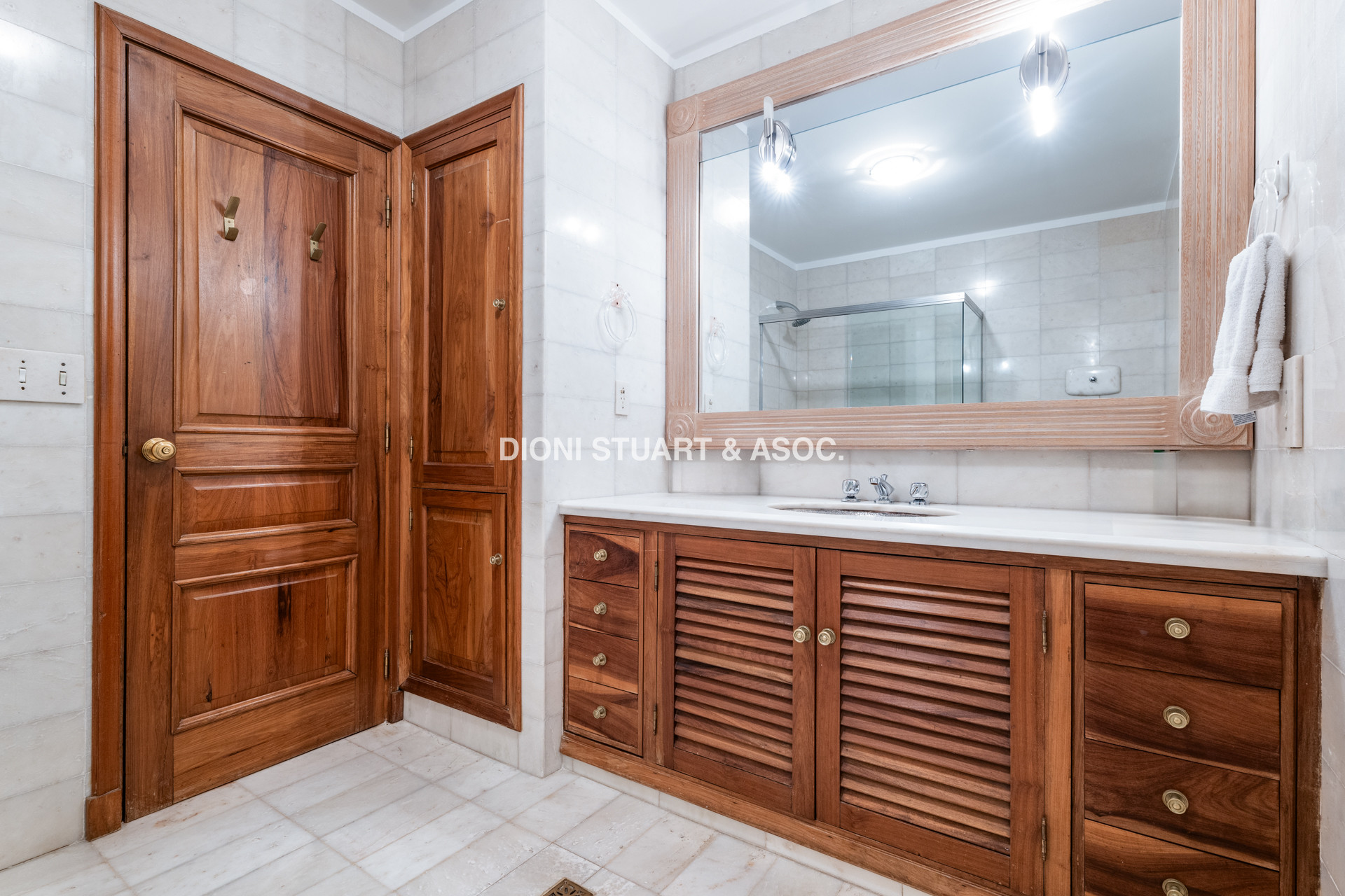 CASA EN VENTA EN PINARES - SUPER TERRENO Y MEGA CONSTRUCCIÓN