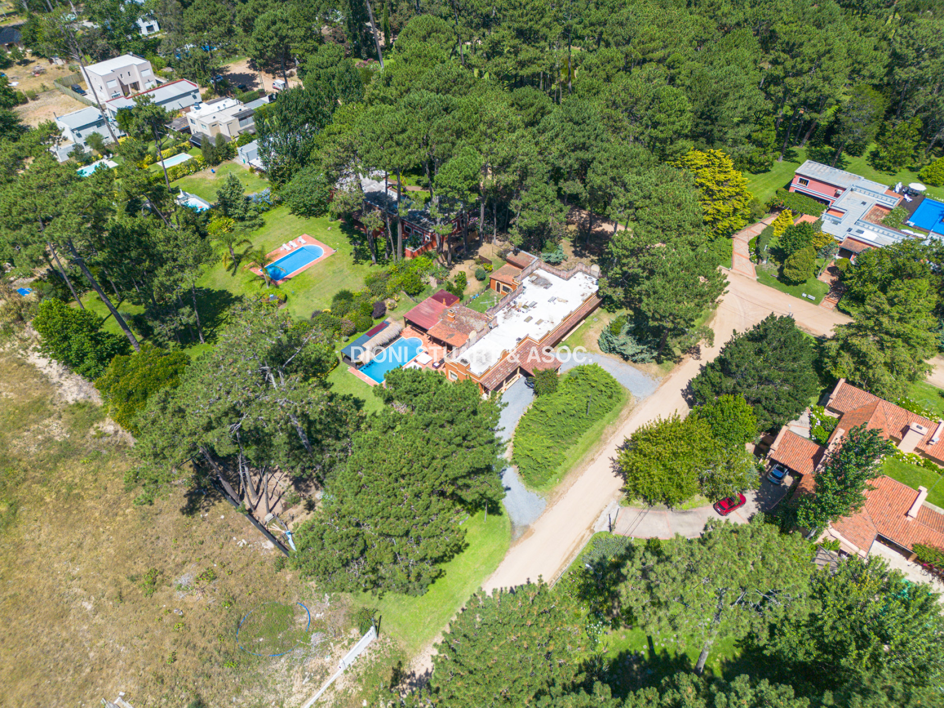 CASA EN PINARES EN VENTA 5 DORMITORIOS EN SUITE CON PISCINA