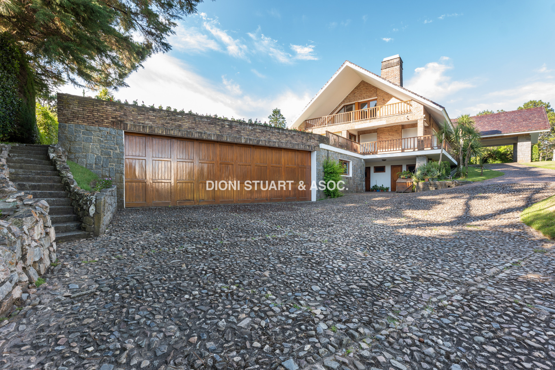 CASA EN VENTA EN PINARES - SUPER TERRENO Y MEGA CONSTRUCCIÓN