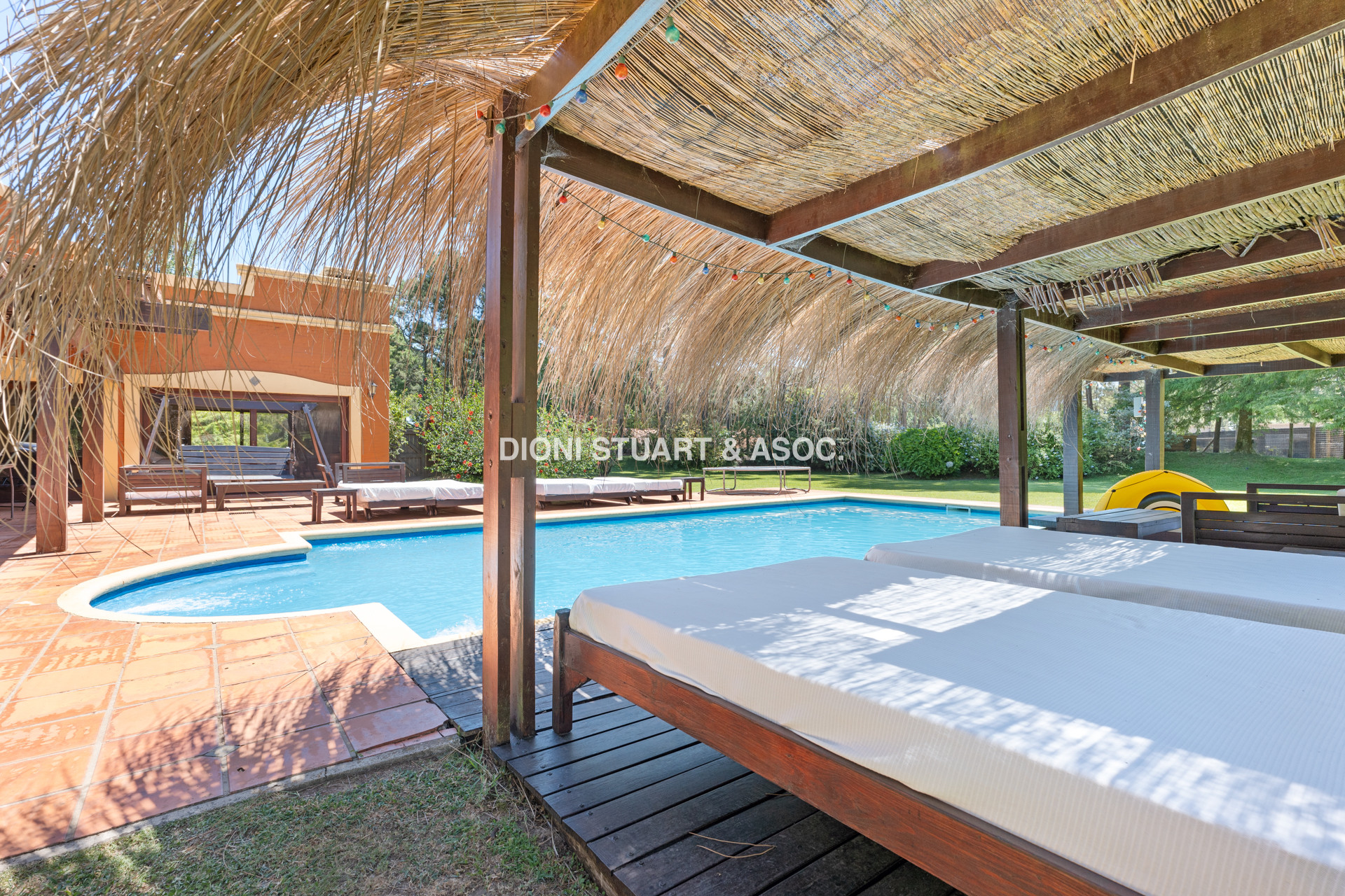 CASA EN PINARES EN VENTA 5 DORMITORIOS EN SUITE CON PISCINA