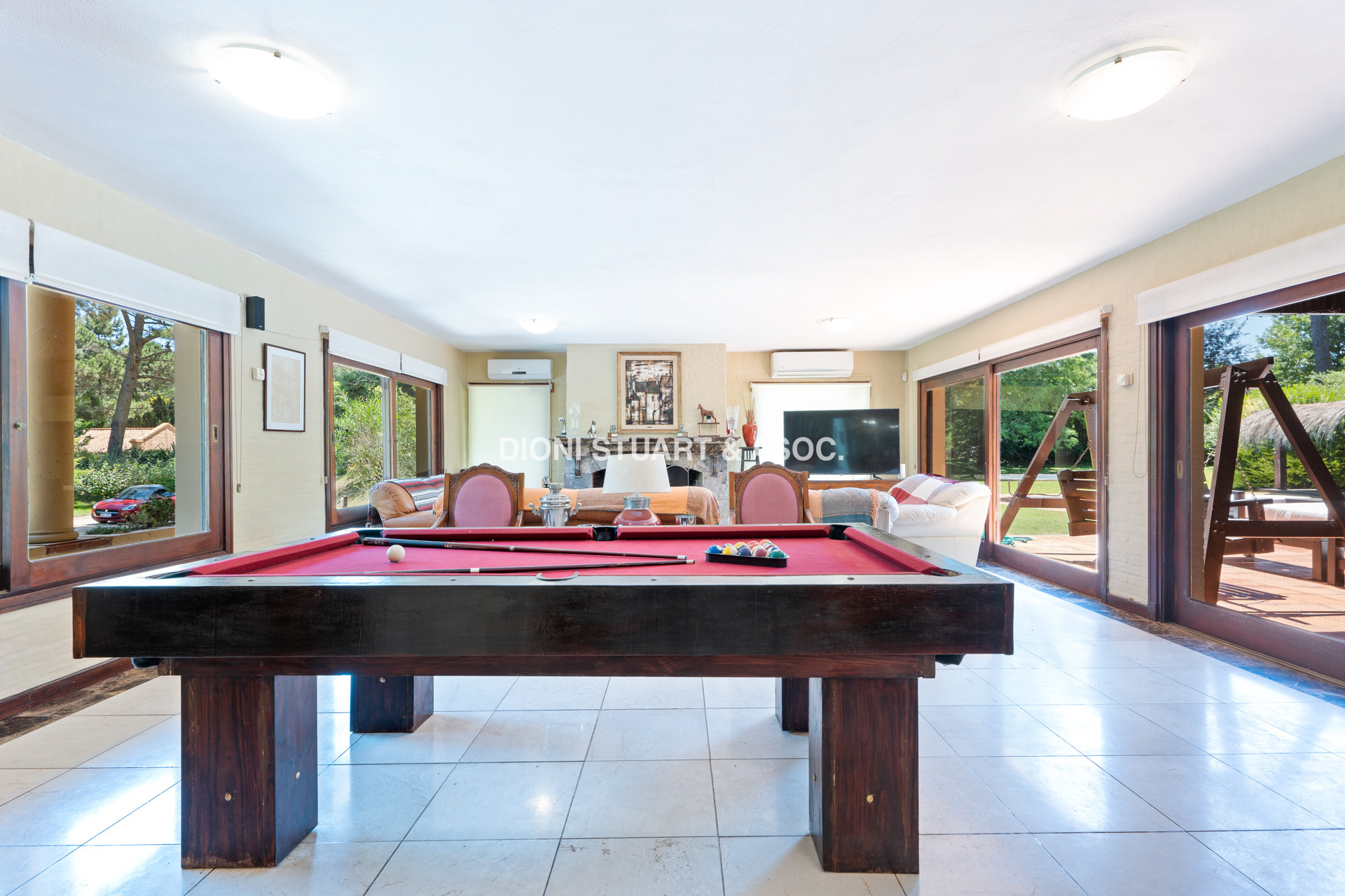 CASA EN PINARES EN VENTA 5 DORMITORIOS EN SUITE CON PISCINA