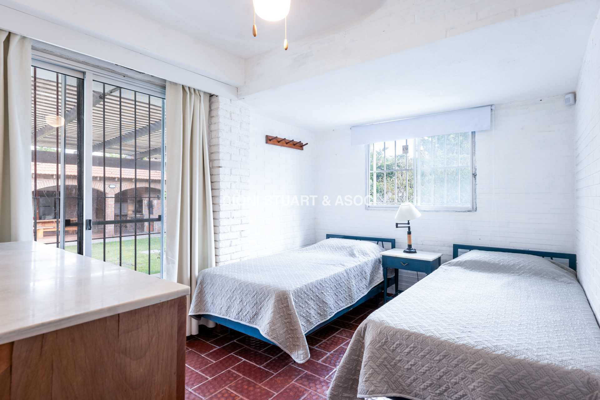 CASA EN VENTA CERCA DEL MAR PLAYA BRAVA RINCON DEL INDIO - 4 DORMITORIOS + BARBACOA + PISCINA