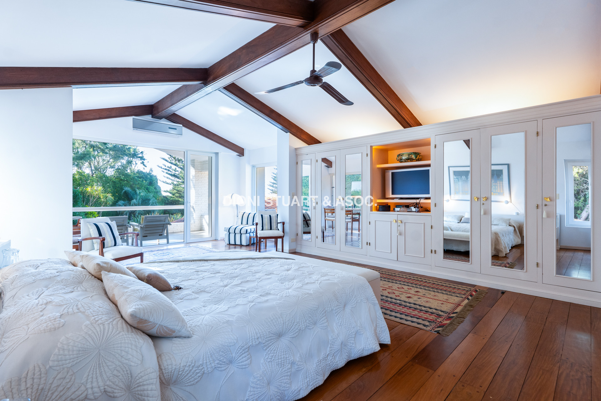 IMPONENTE CASA EN PLAYA BRAVA - ELEGANCIA Y CONFORT