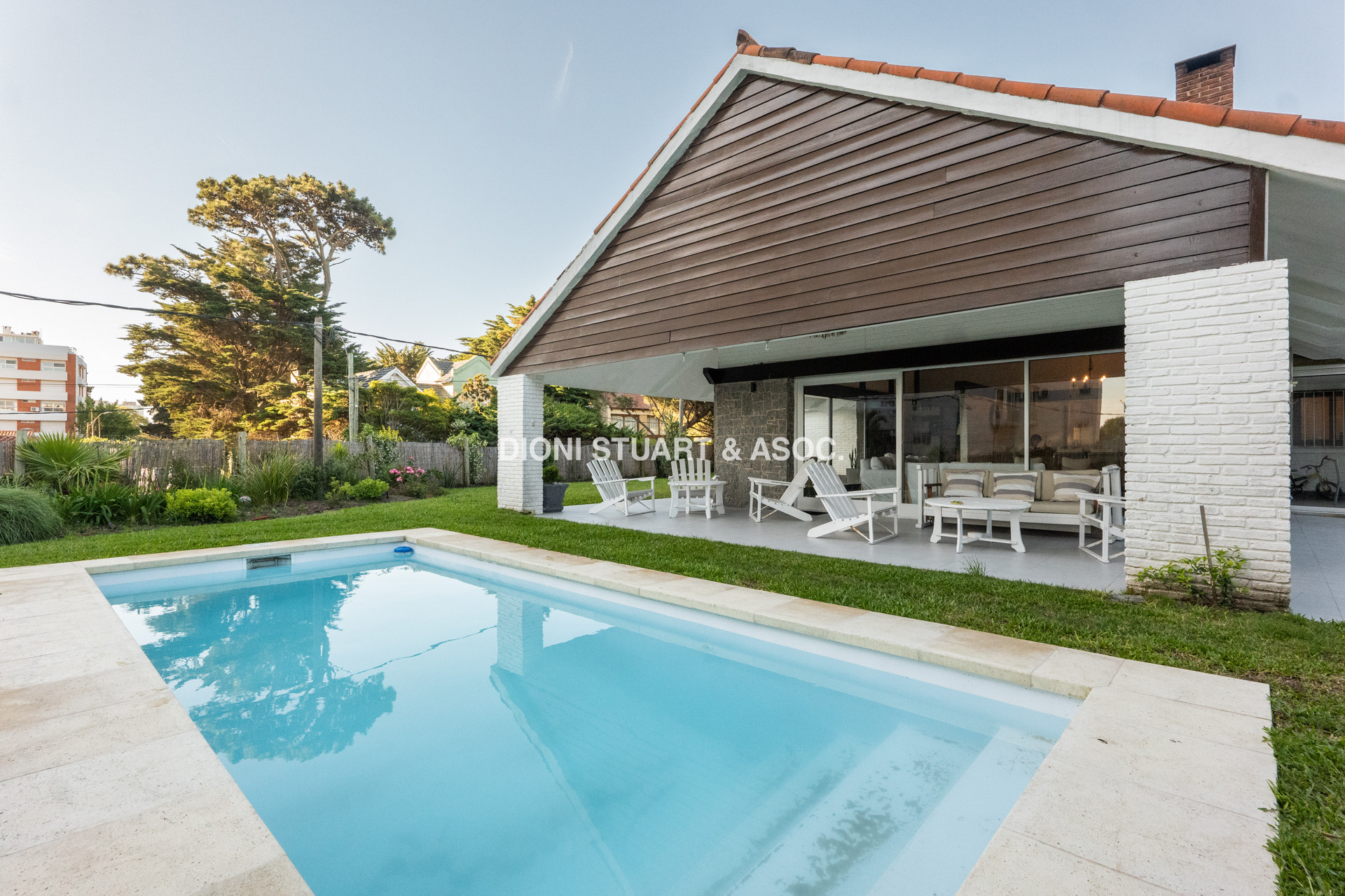 CASA EN ALQUILER CON 5 DORMITORIOS FRENTE AL MAR CON PISCINA - IMPONENTE