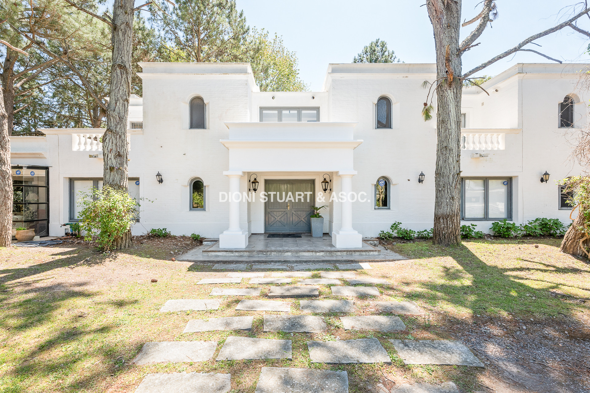 CASA EN VENTA EN EL GOLF CON 8 DORMITORIOS EN SUTIE