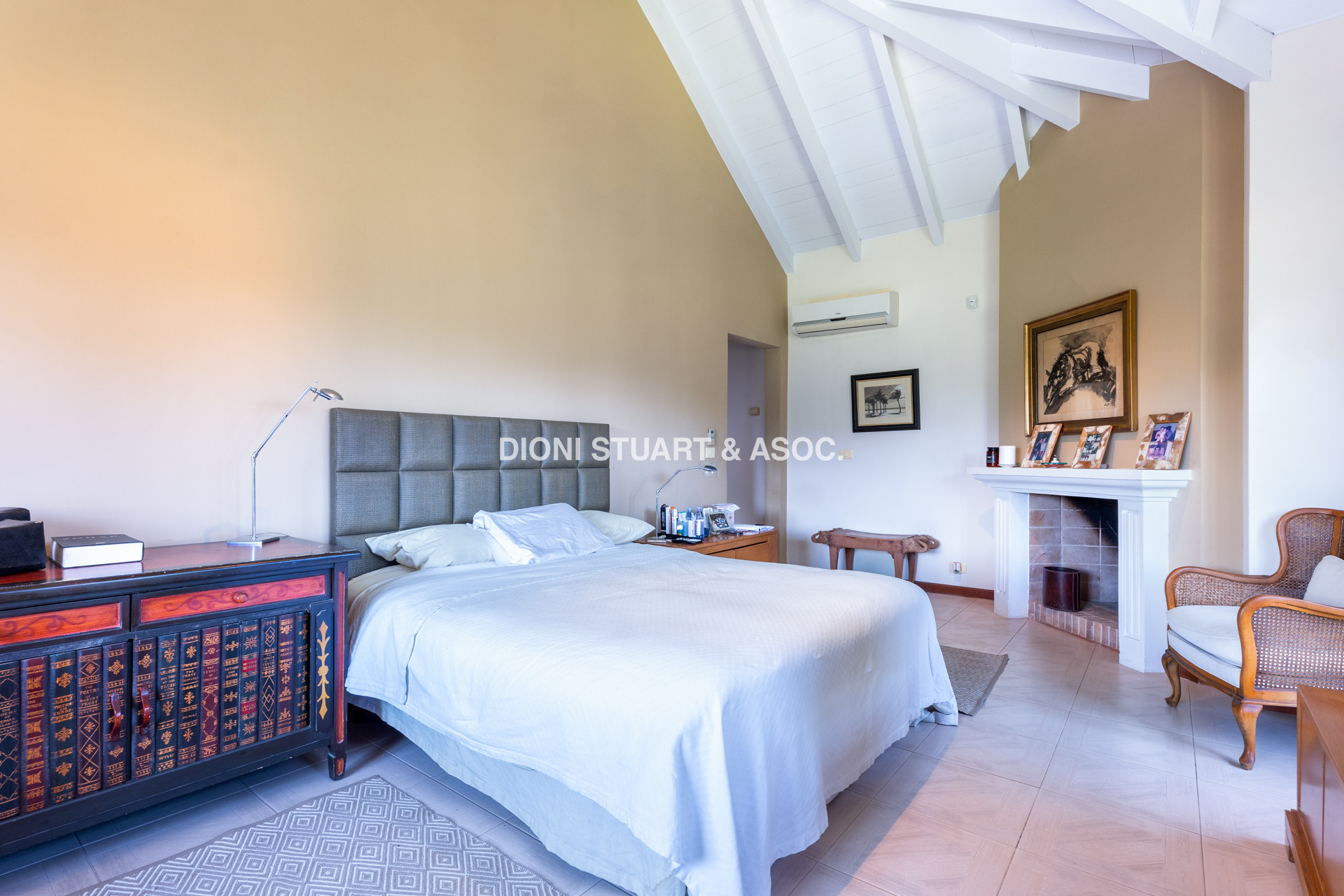 CASA EN VENTA EN  EL GOLF CON 4 DORMITORIOS EN SUITE + DEP. - BARBACOA Y SAUNA - INCREIBLE