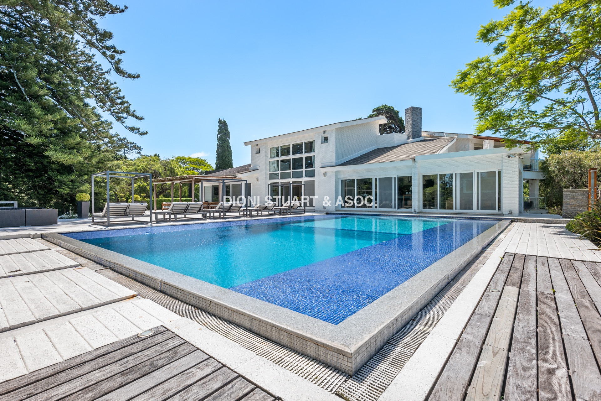 MEGA CASA EN EL GOLF - IMPESIONANTE