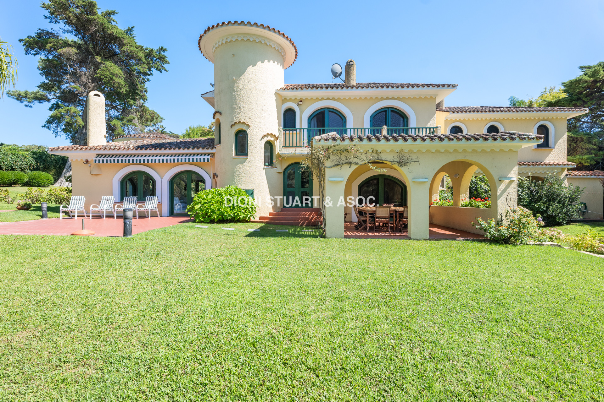 CASA EN ALQUILER ANUAL DE 3 DORMITORIOS EN SUTIE + DEP. CON PISCINA SAN RAFAEL - EL GOLF -