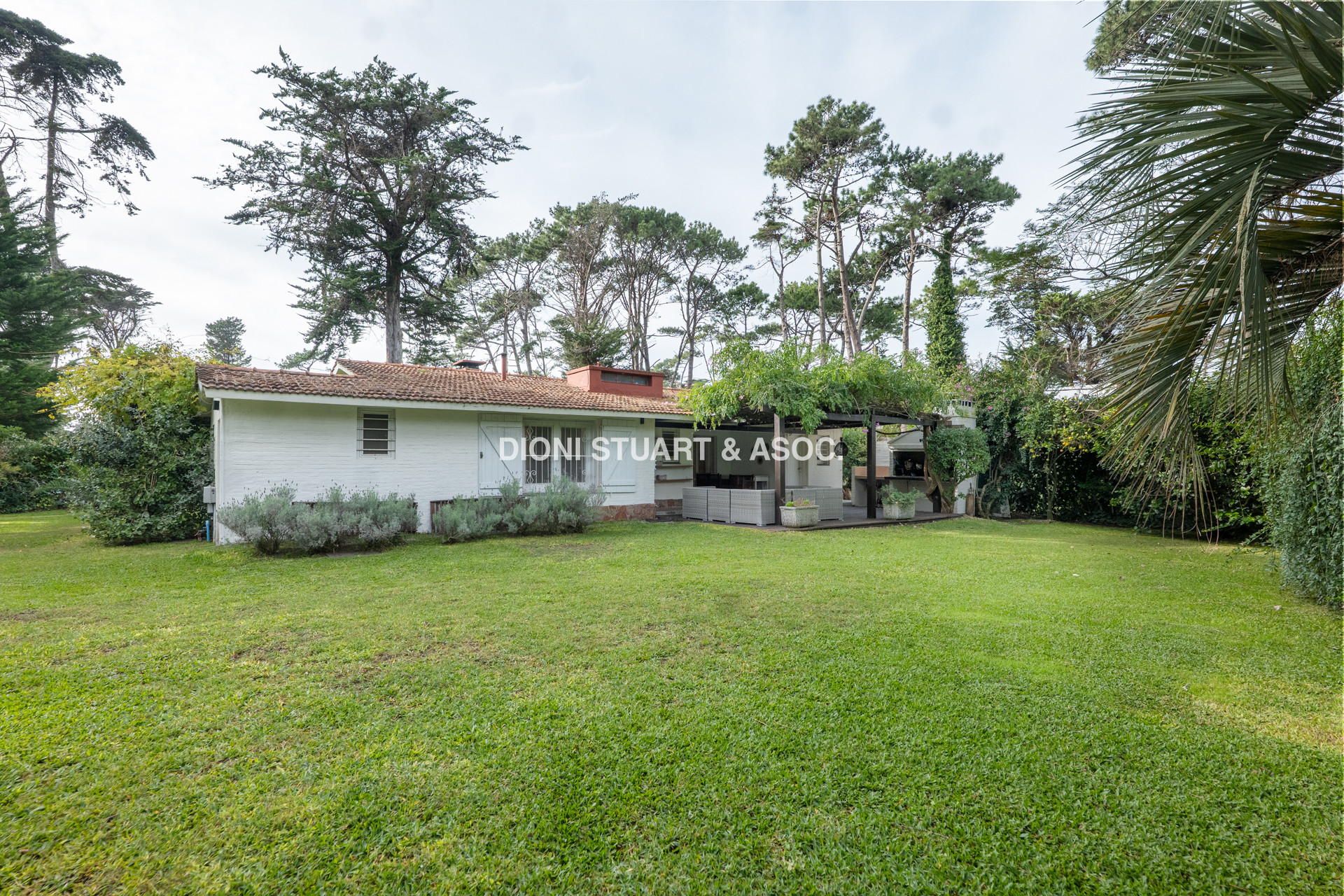 VENTA CASA EN SAN RAFAEL - CERCA DEL MAR - 3 DORM + DEP. SERV - PISCINA