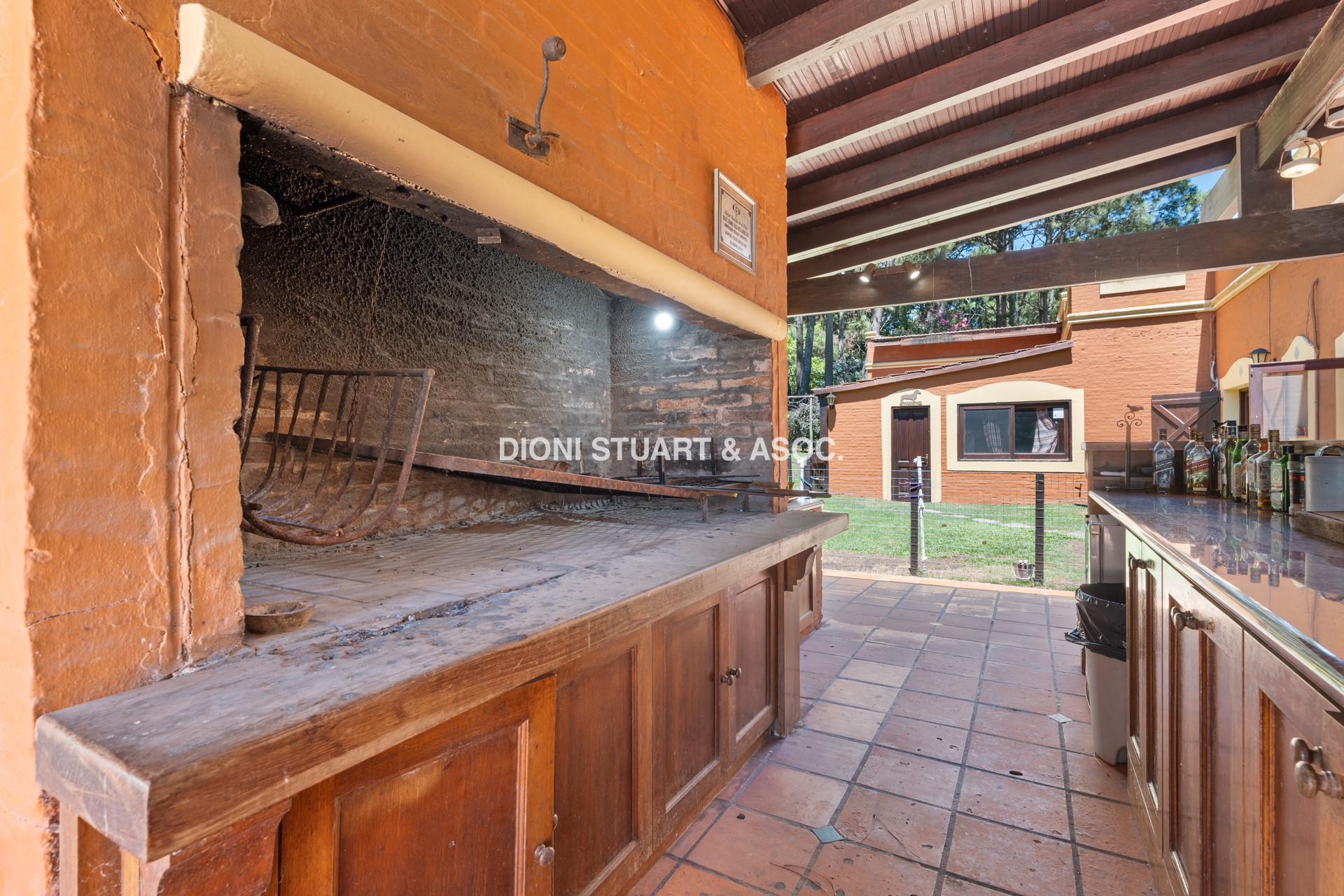 CASA EN PINARES EN VENTA 5 DORMITORIOS EN SUITE CON PISCINA