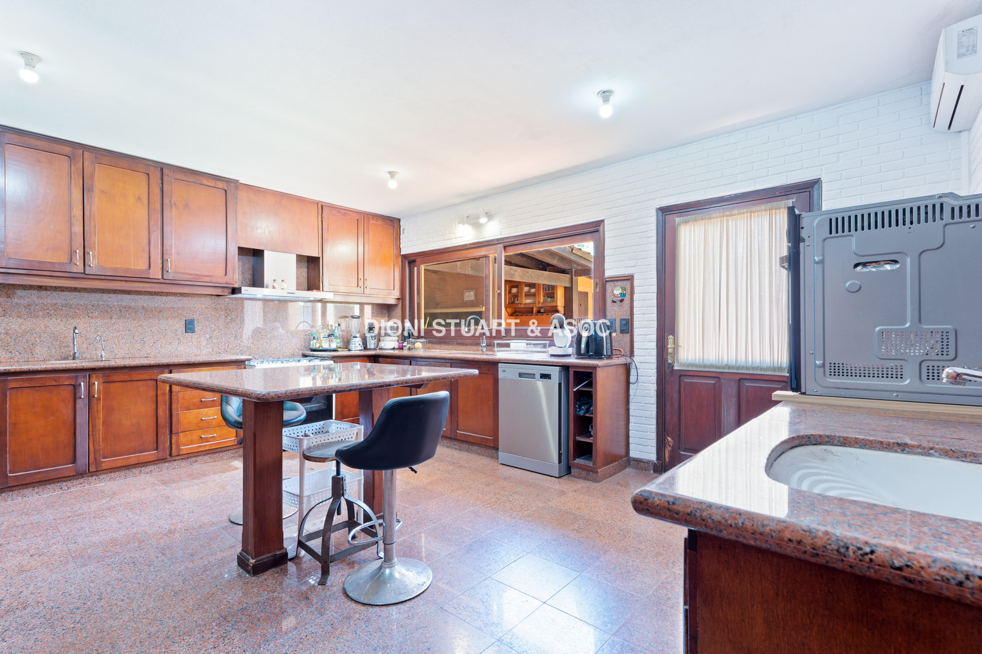 CASA EN PINARES EN VENTA 5 DORMITORIOS EN SUITE CON PISCINA