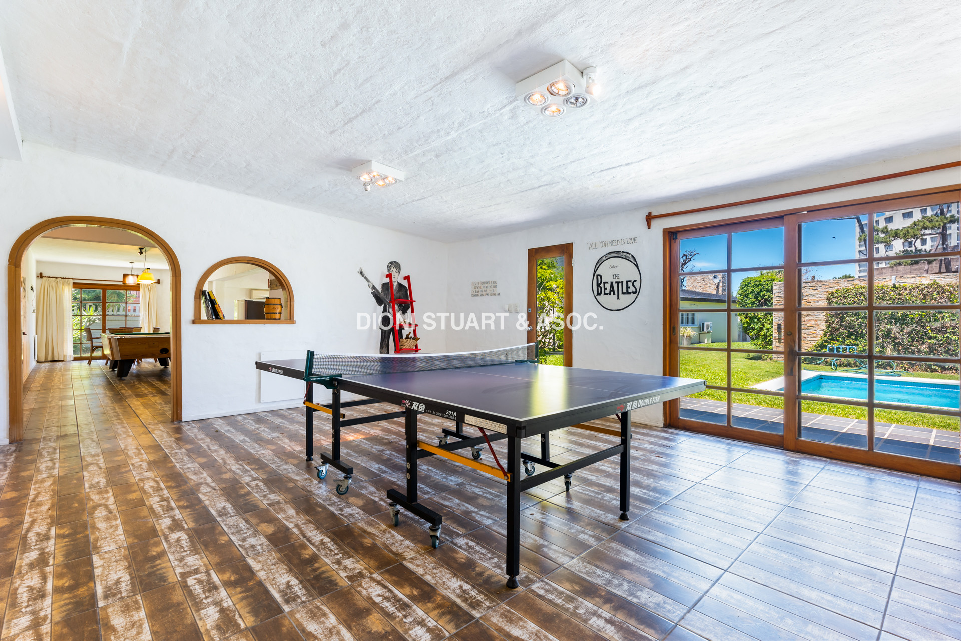 VENTA CASA CERCA DEL MAR EN PLAYA MANSA - 4 DORMITORIOS Y DEPENDENCIA - PISCINA Y BARBACOA