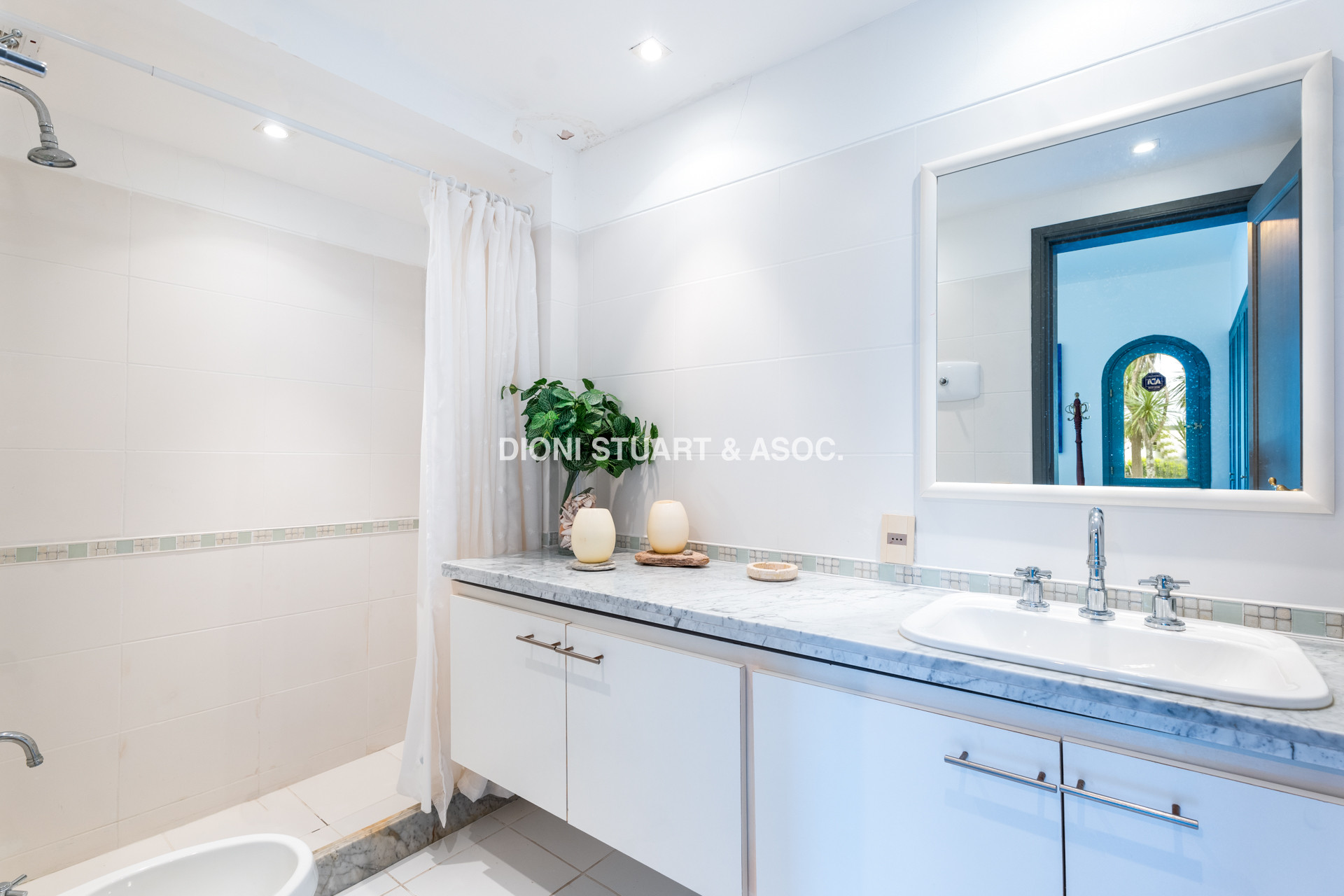 CASA EN VENTA EN EL GOLF CON 8 DORMITORIOS EN SUTIE