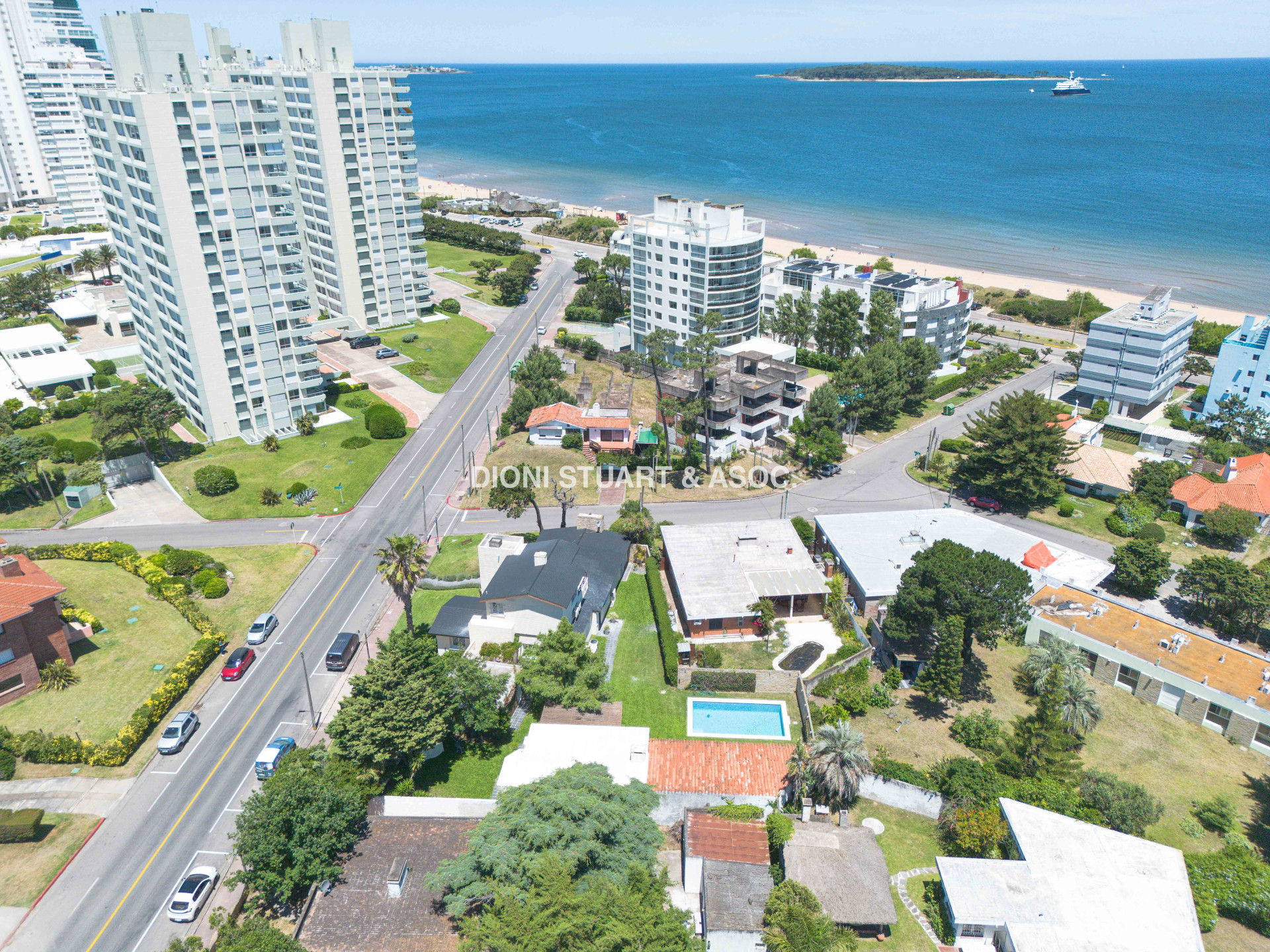 VENTA CASA CERCA DEL MAR EN PLAYA MANSA - 4 DORMITORIOS Y DEPENDENCIA - PISCINA Y BARBACOA