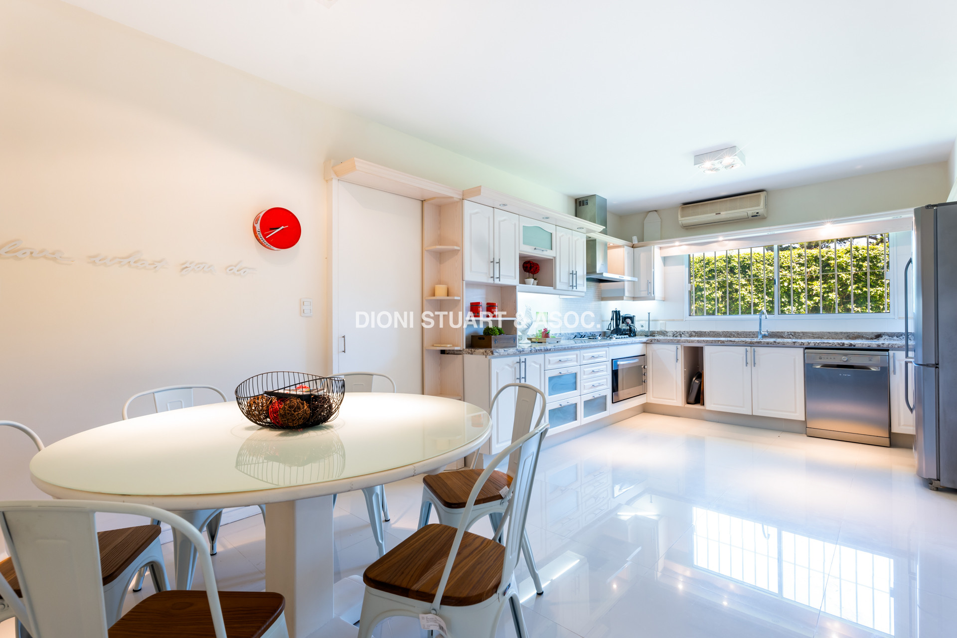 VENTA CASA CERCA DEL MAR EN PLAYA MANSA - 4 DORMITORIOS Y DEPENDENCIA - PISCINA Y BARBACOA
