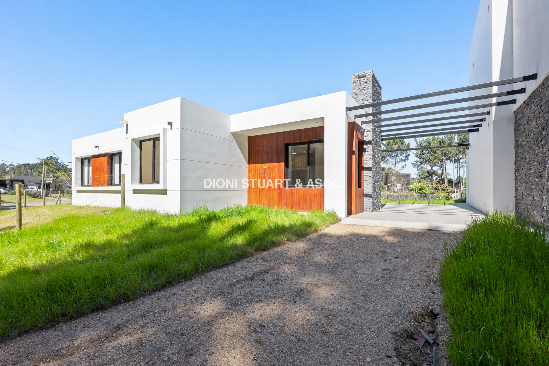 VENTA CASA 3 DORMITORIOS EN BURNETT CONSTRUCCIÓN TRADICIONAL A ESTRENAR