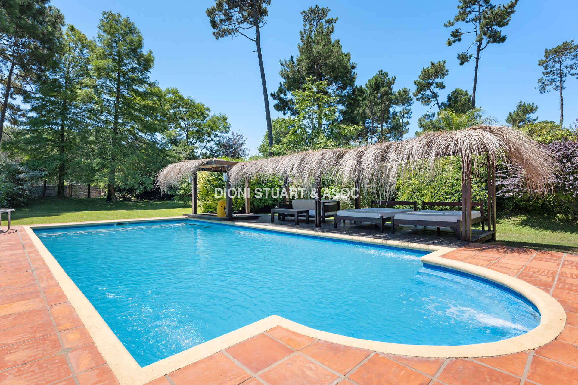CASA EN PINARES EN VENTA 5 DORMITORIOS EN SUITE CON PISCINA